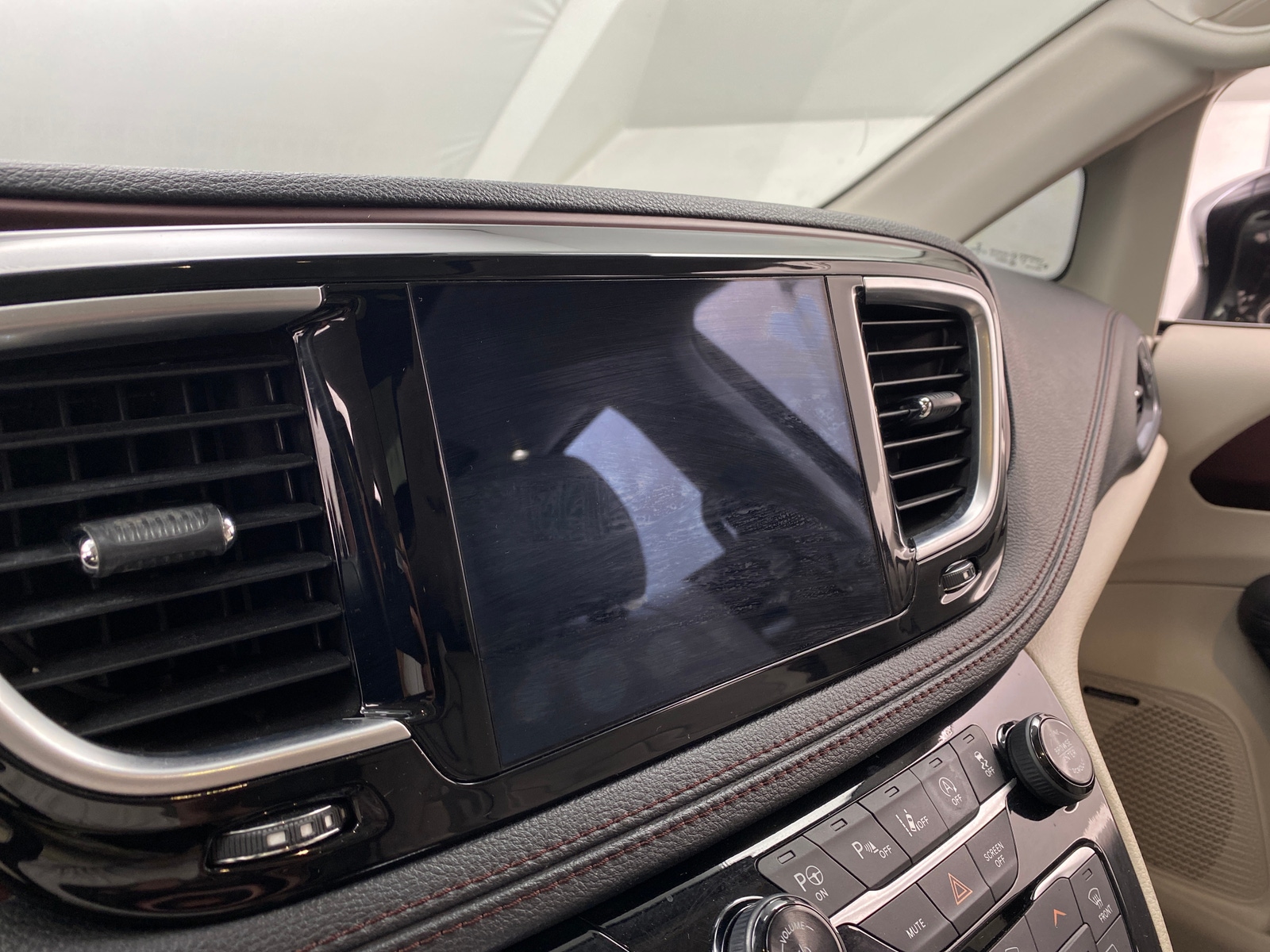 Thumbnail: 2019 Chrysler Pacifica - 3