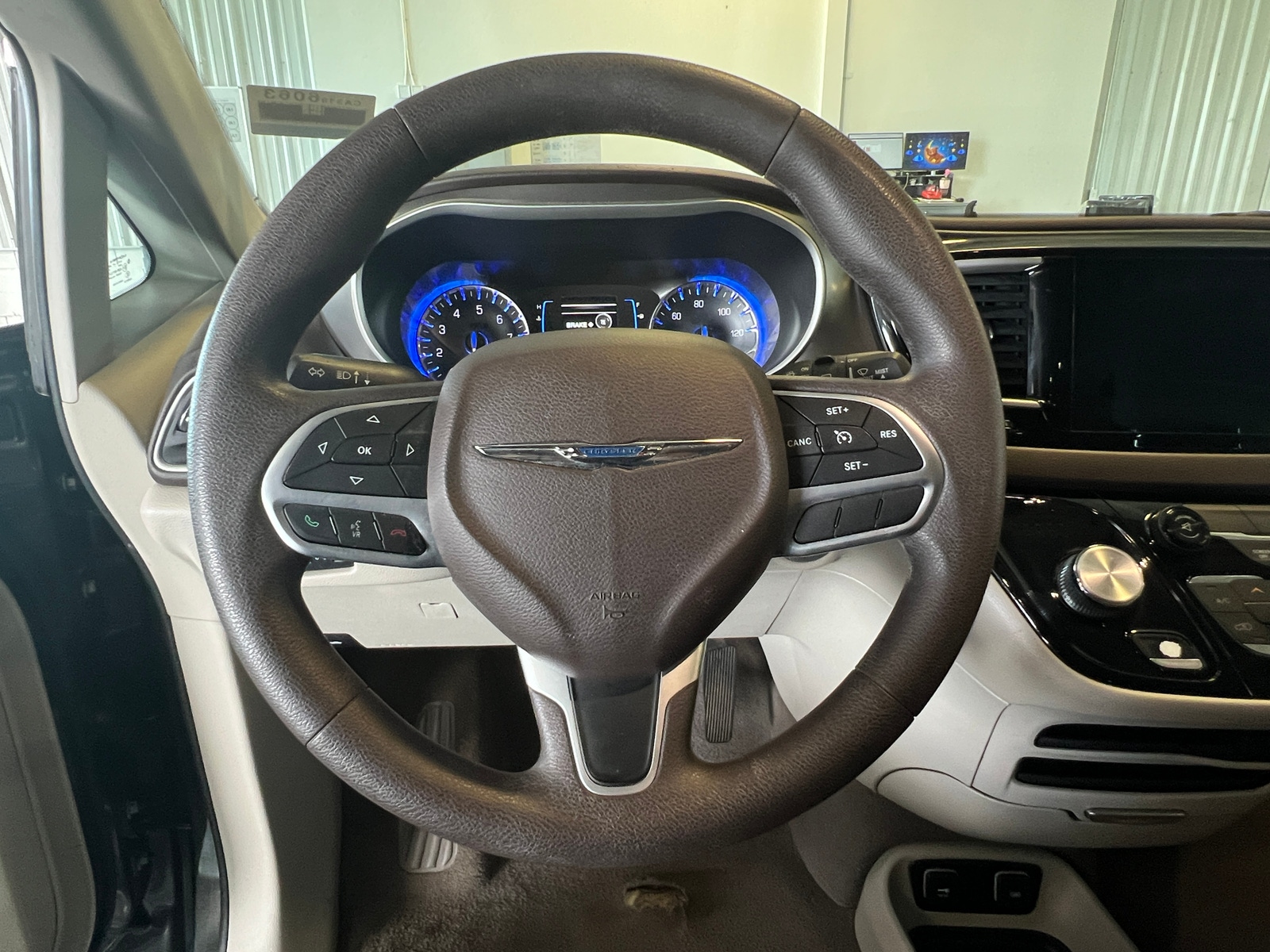 Thumbnail: 2017 Chrysler Pacifica - 5