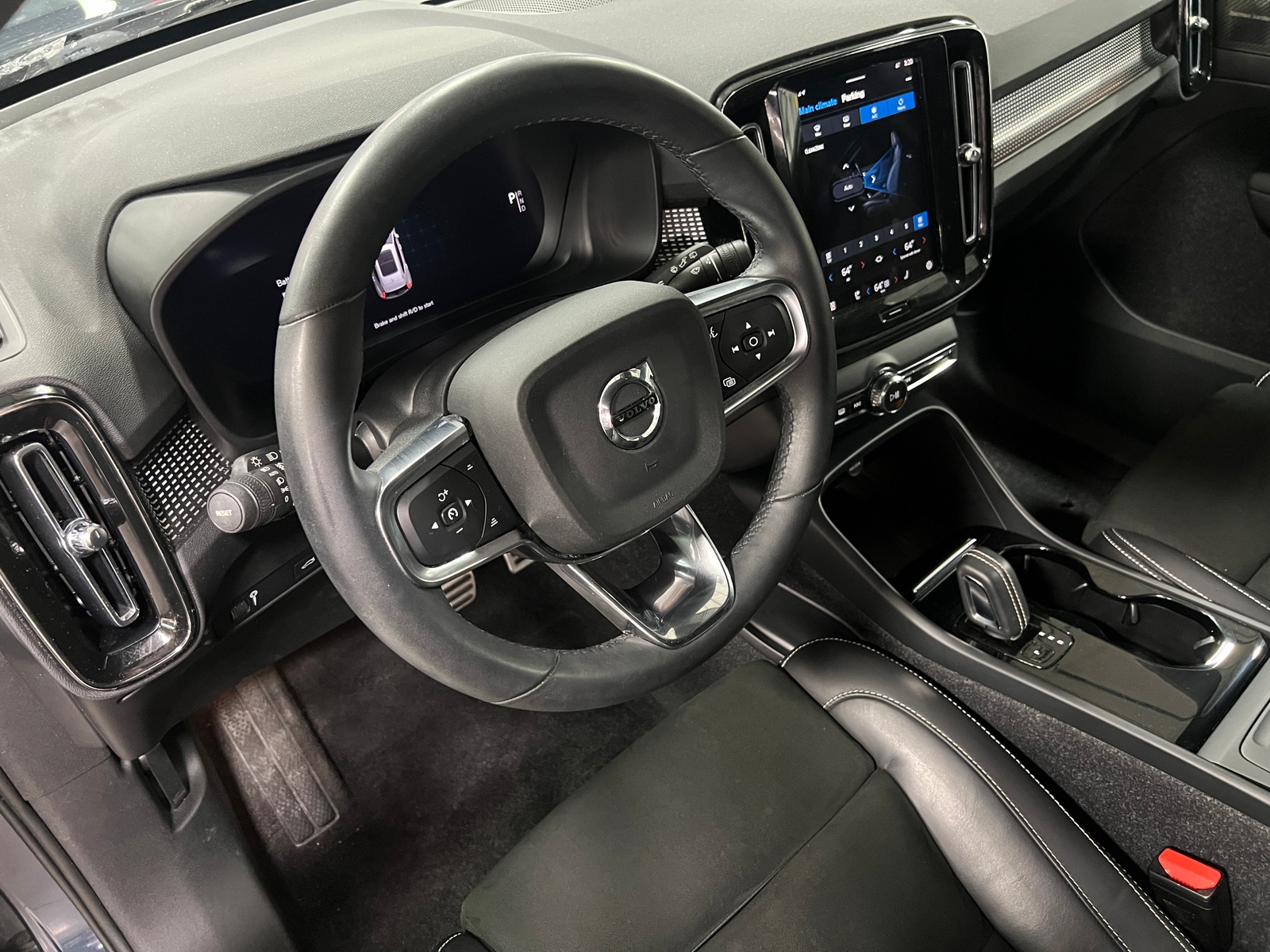 Thumbnail: 2022 Volvo XC40 - 2