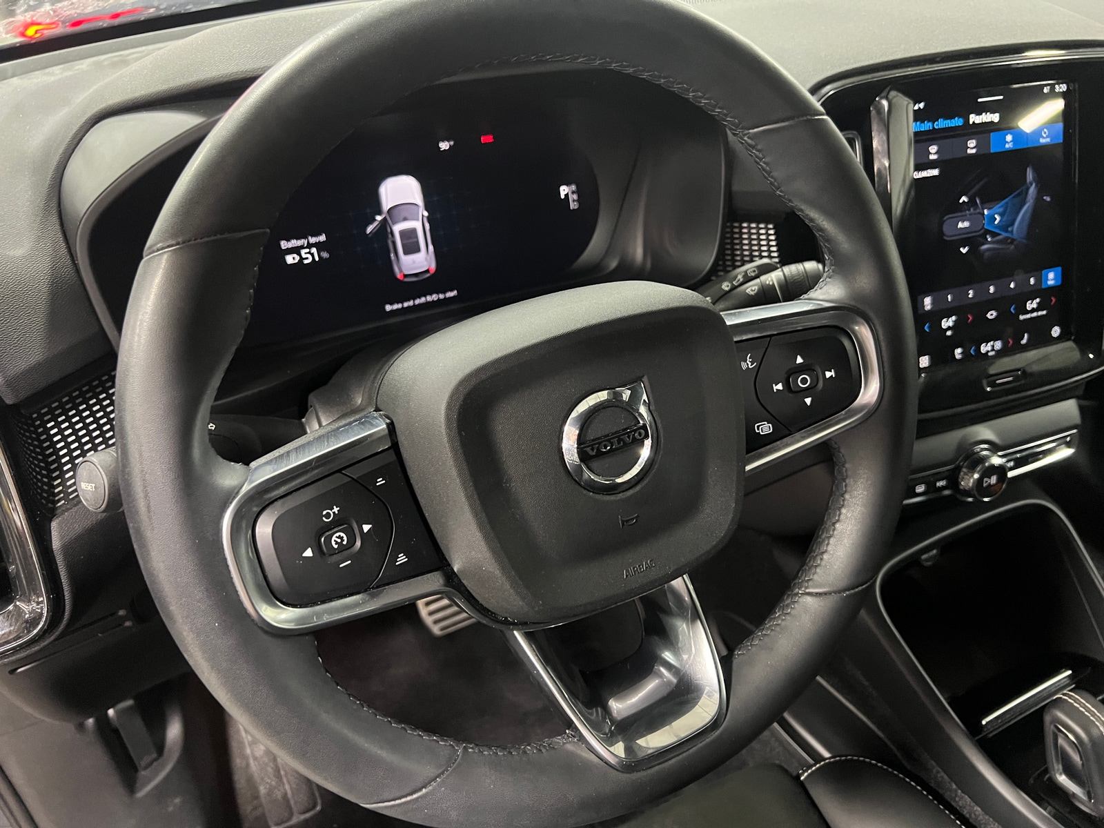 Thumbnail: 2022 Volvo XC40 - 4