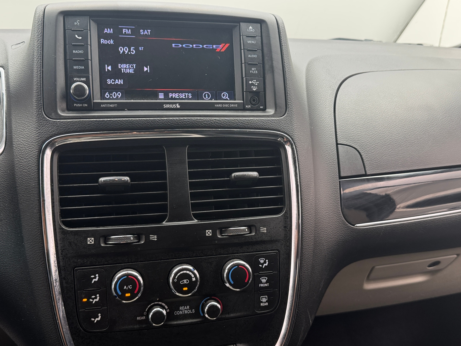 Thumbnail: 2019 Dodge Grand Caravan - 3