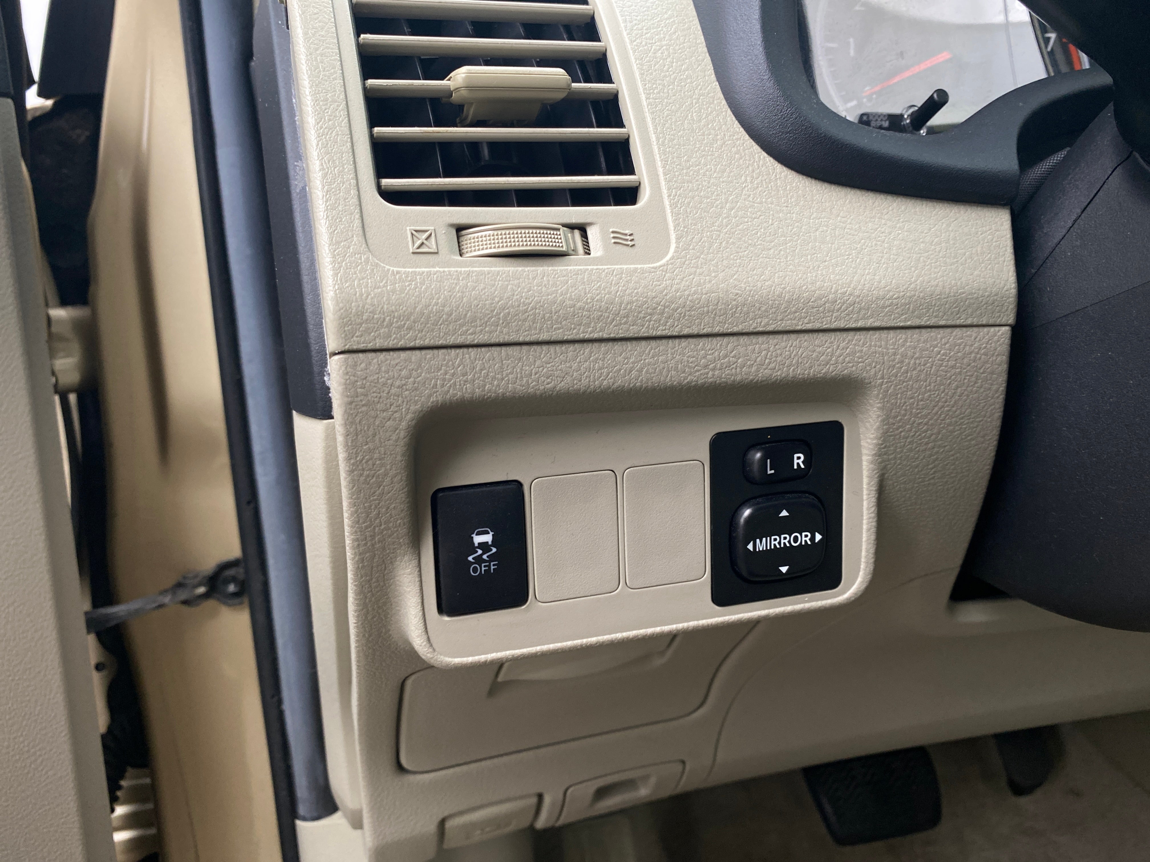 Used 2013 Toyota Corolla L with VIN 5YFBU4EE7DP207151 for sale in Oak Creek, WI