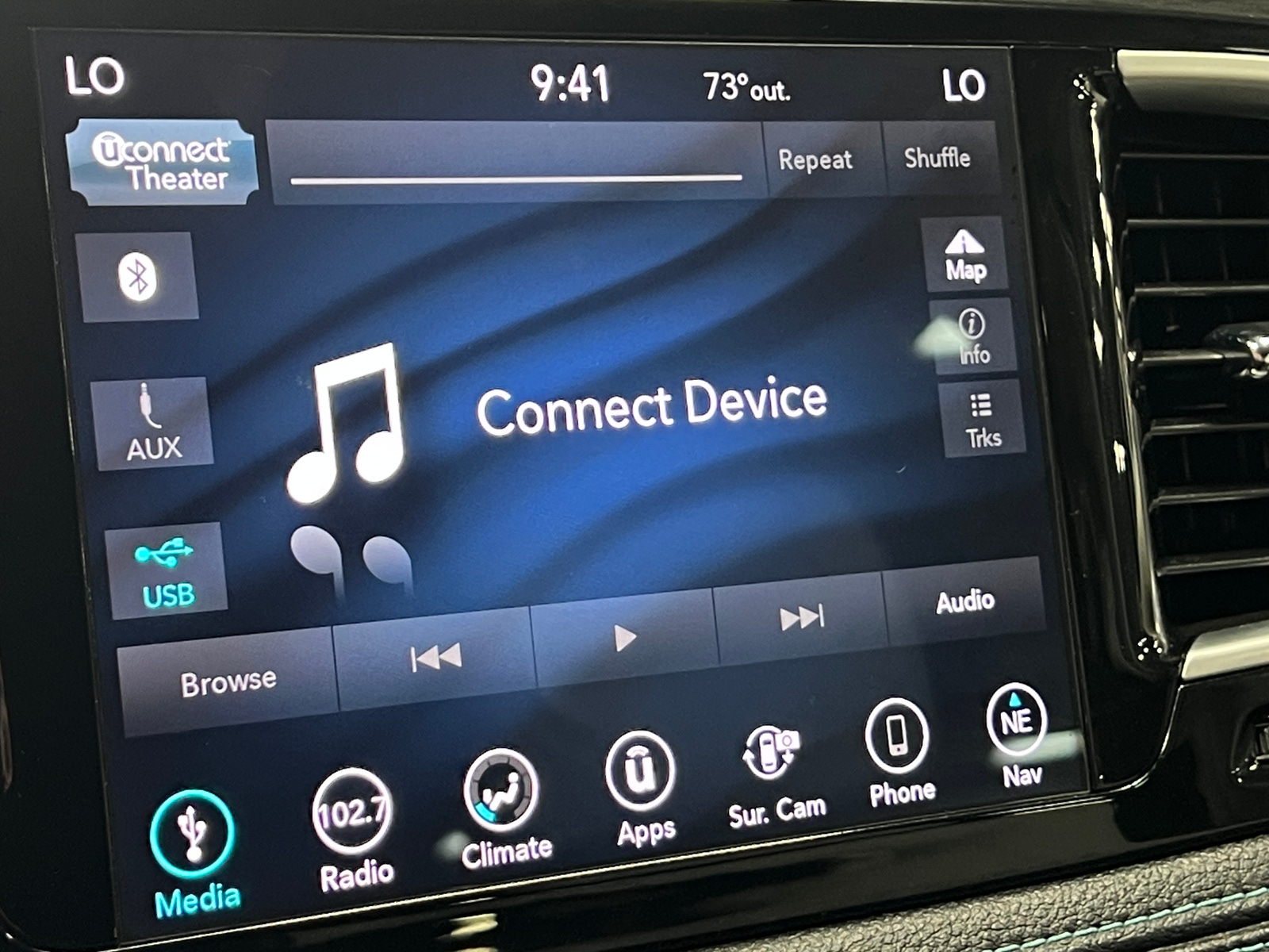 Thumbnail: 2018 Chrysler Pacifica - 3