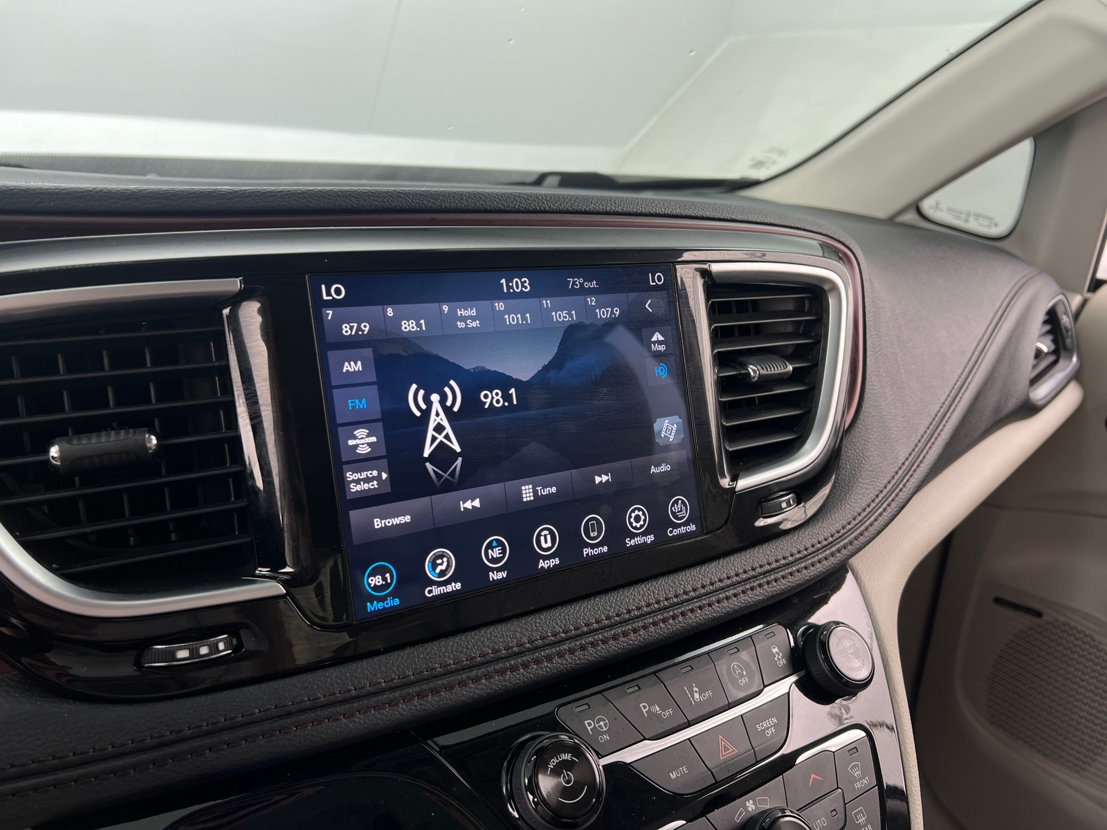 Thumbnail: 2019 Chrysler Pacifica - 3