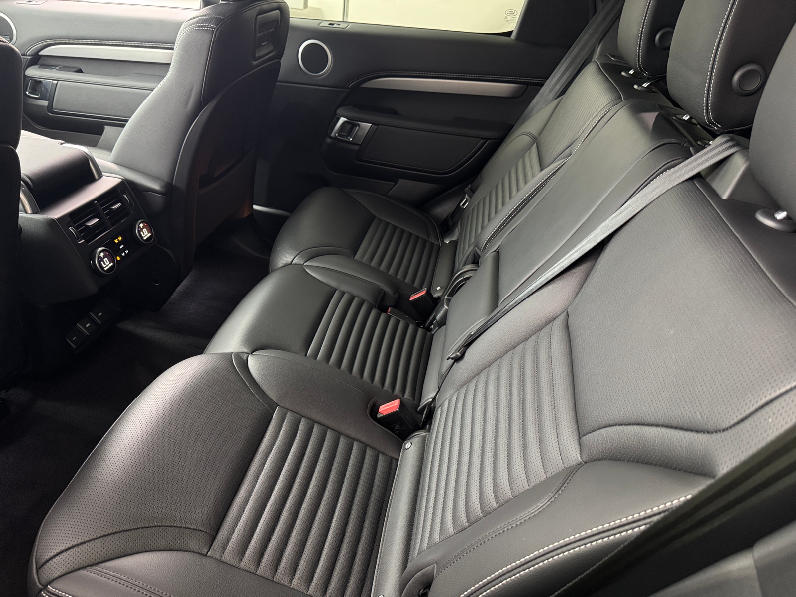 Thumbnail: 2024 Land Rover Discovery - 5