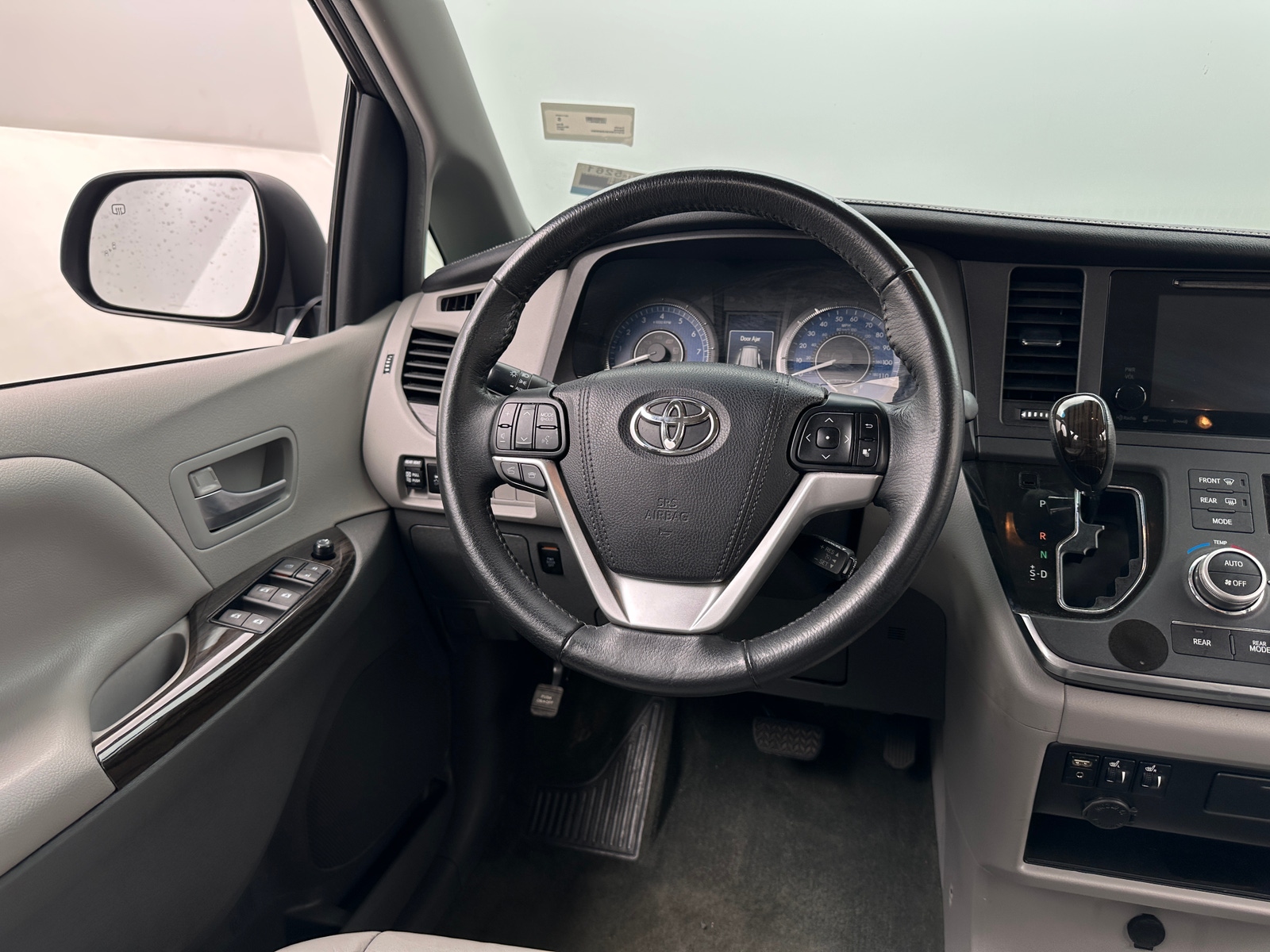 Thumbnail: 2017 Toyota Sienna - 4