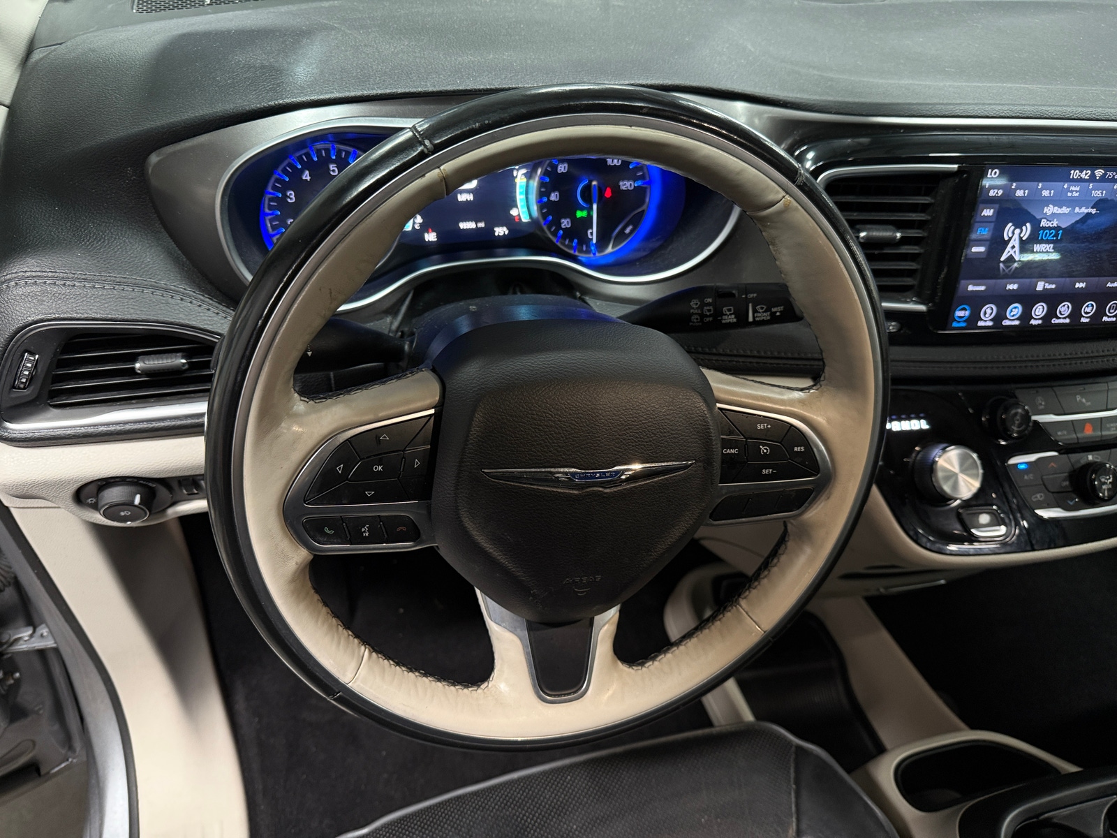 Thumbnail: 2019 Chrysler Pacifica - 4