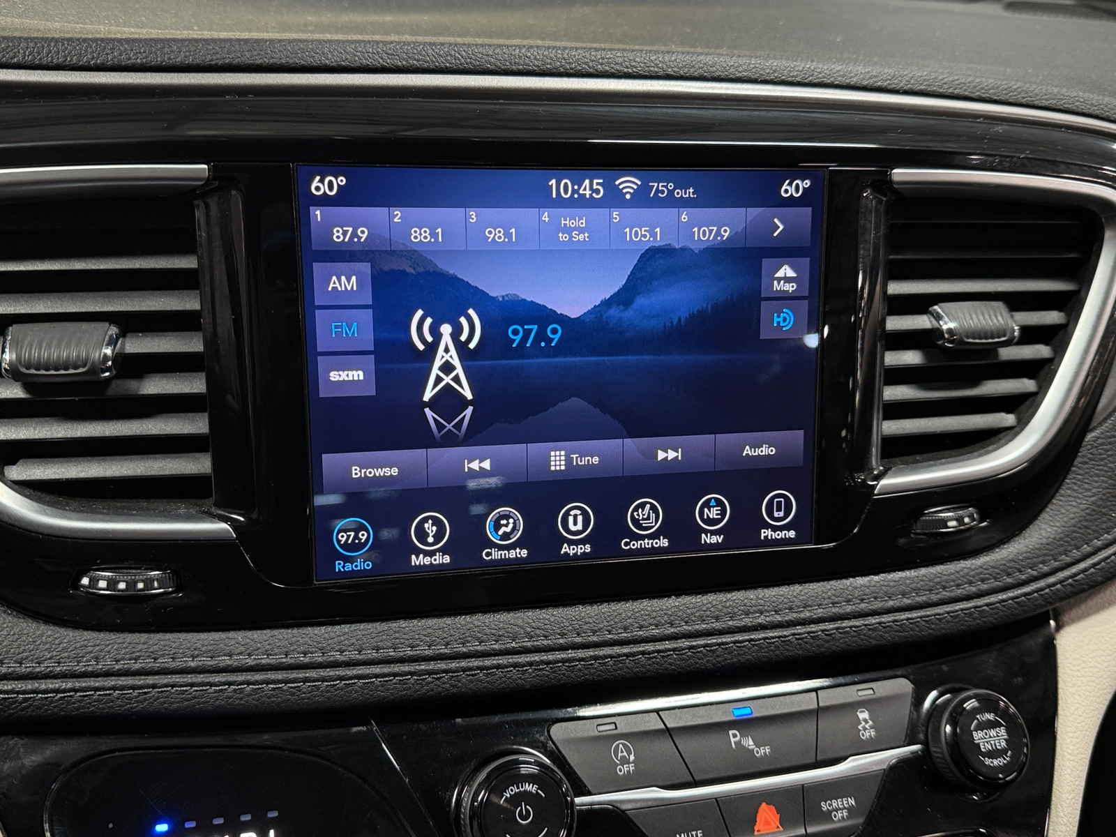 Thumbnail: 2019 Chrysler Pacifica - 3