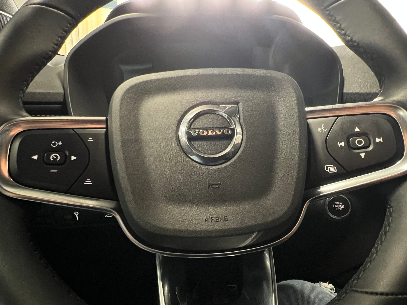 Thumbnail: 2022 Volvo XC40 - 4