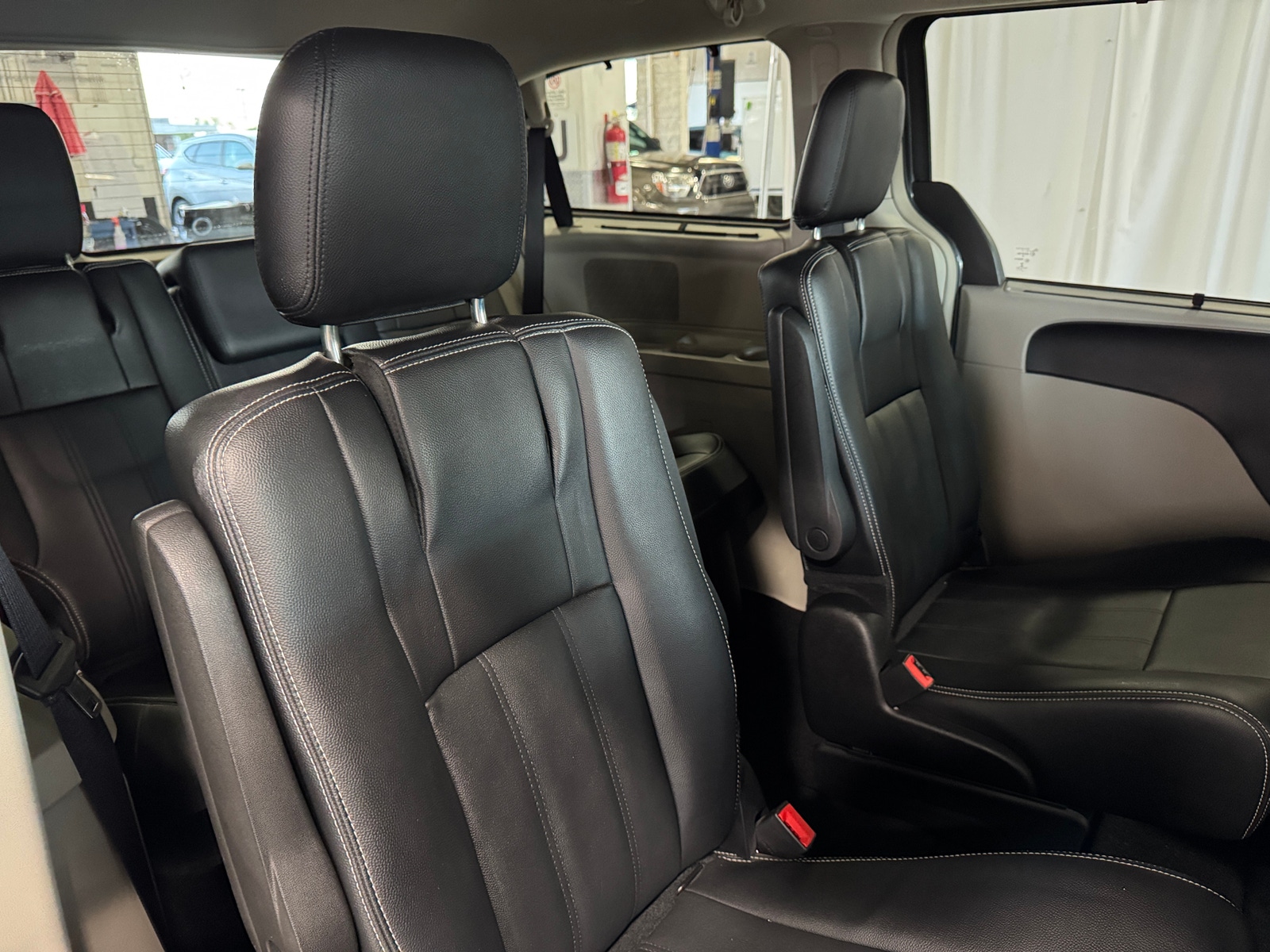 Thumbnail: 2016 Chrysler Town & Country - 5