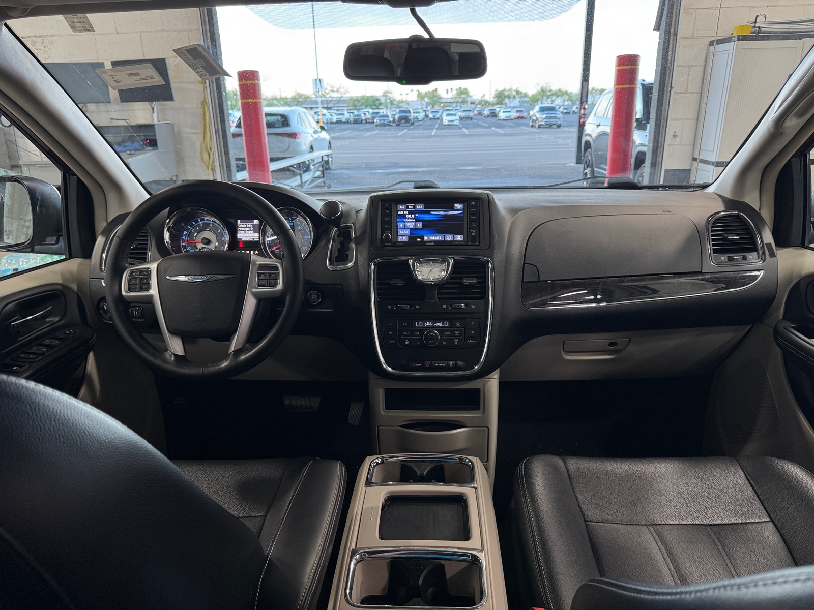 Thumbnail: 2016 Chrysler Town & Country - 2
