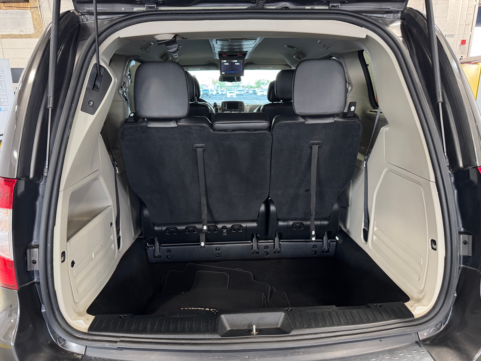Thumbnail: 2016 Chrysler Town & Country - 6