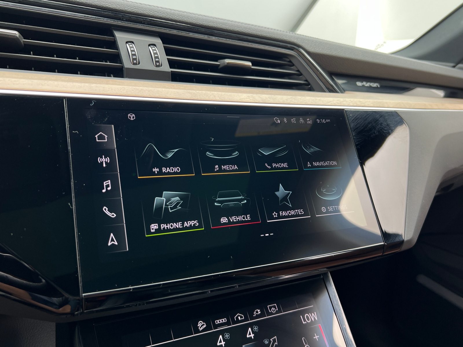 Thumbnail: 2024 Audi Q8 e-tron - 3