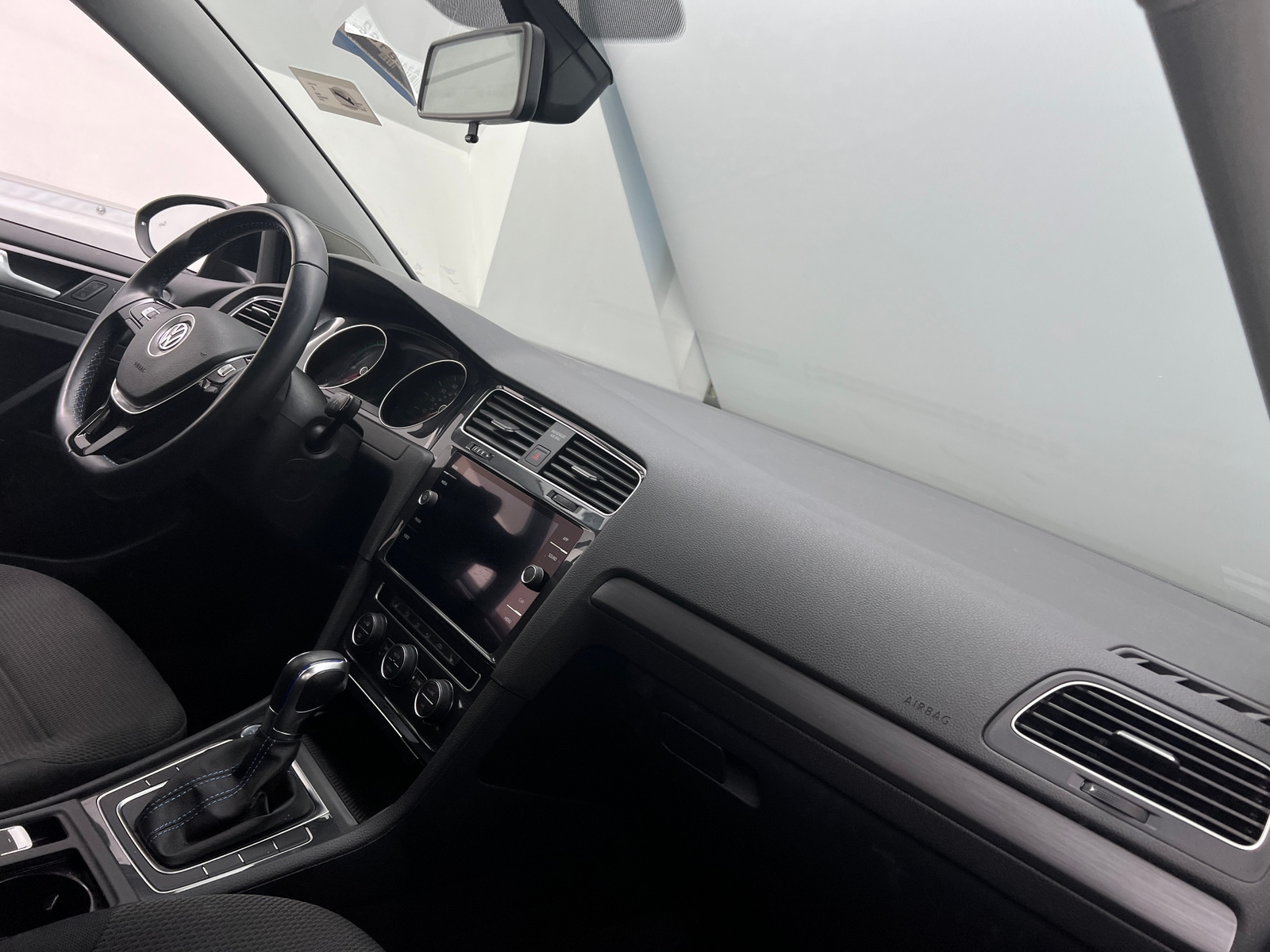 Thumbnail: 2019 Volkswagen e-Golf - 3