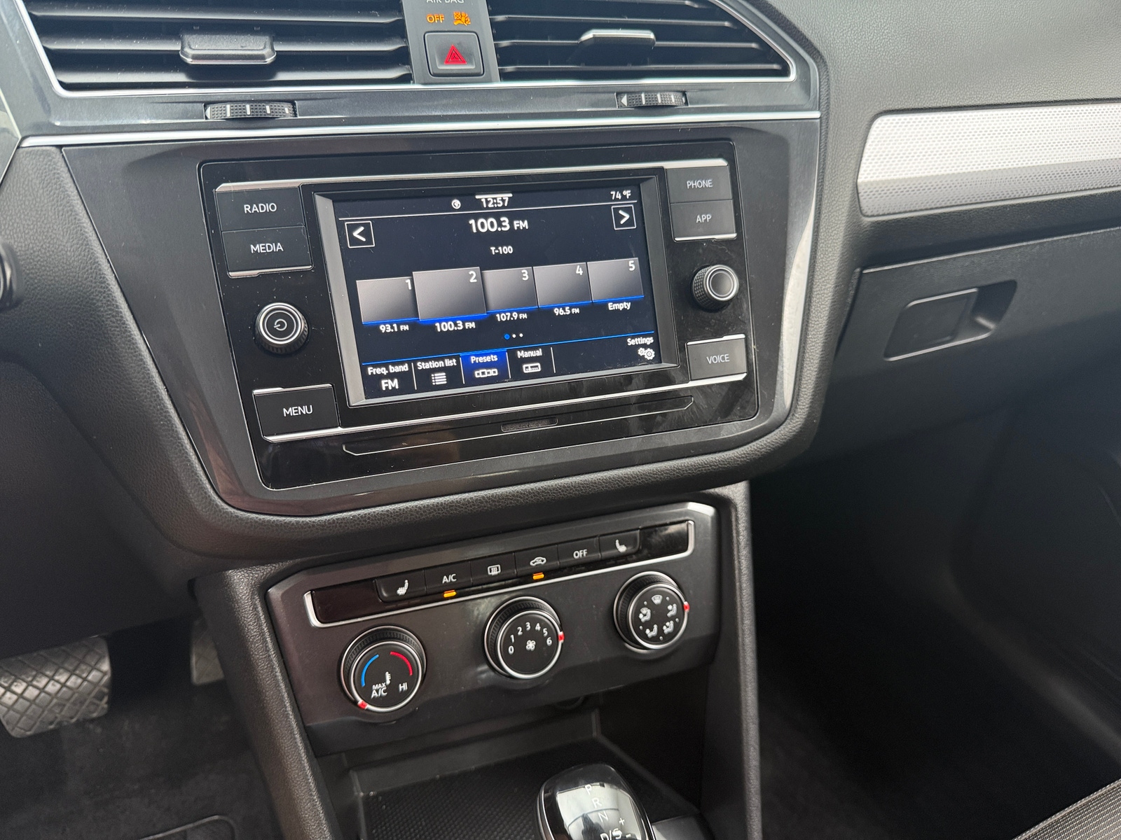 Thumbnail: 2023 Volkswagen Tiguan - 4