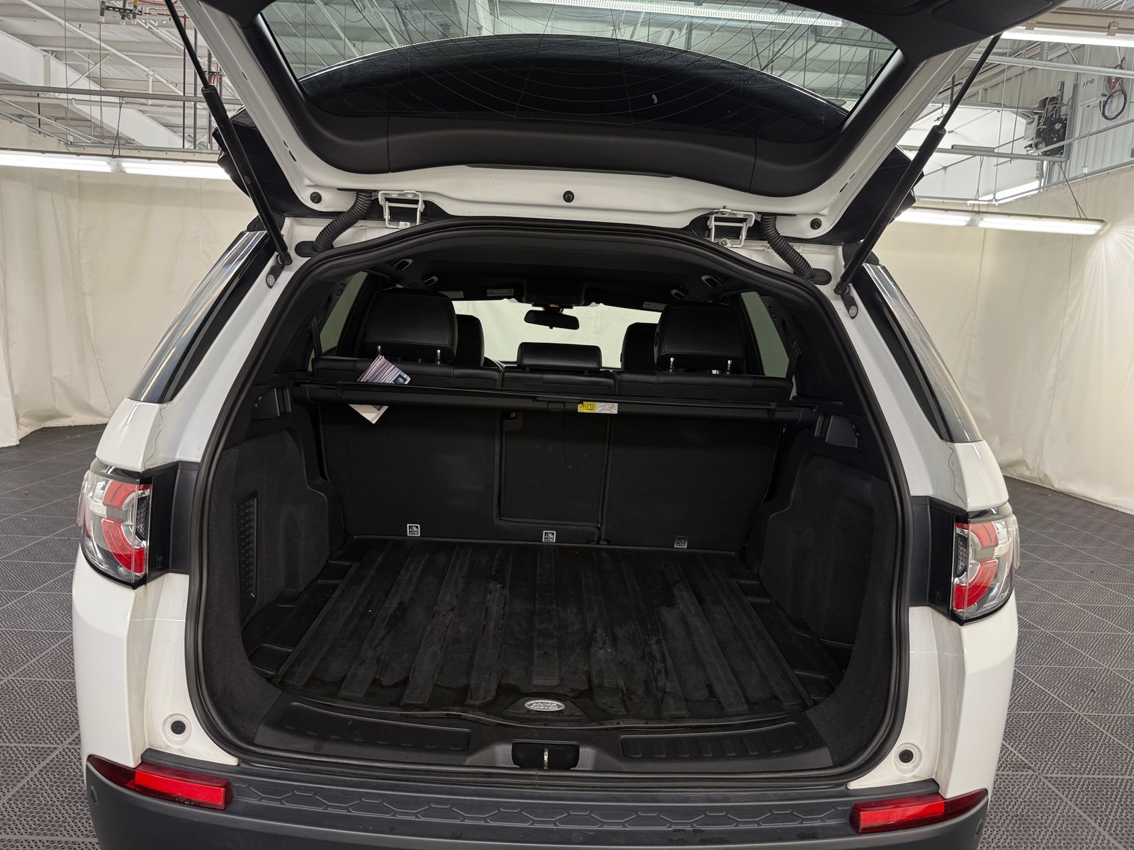 Thumbnail: 2019 Land Rover Discovery Sport - 6