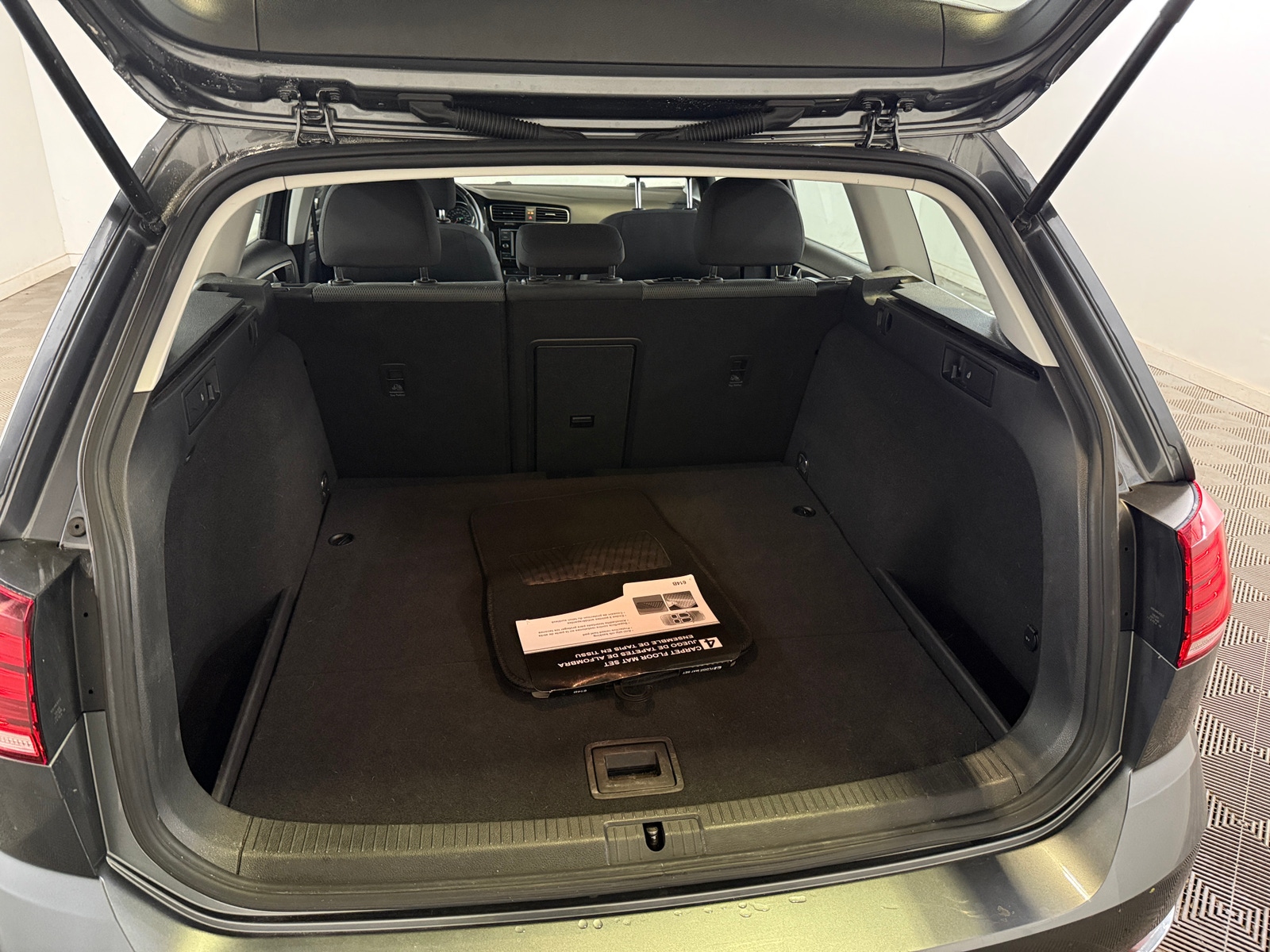 Thumbnail: 2019 Volkswagen e-Golf - 7