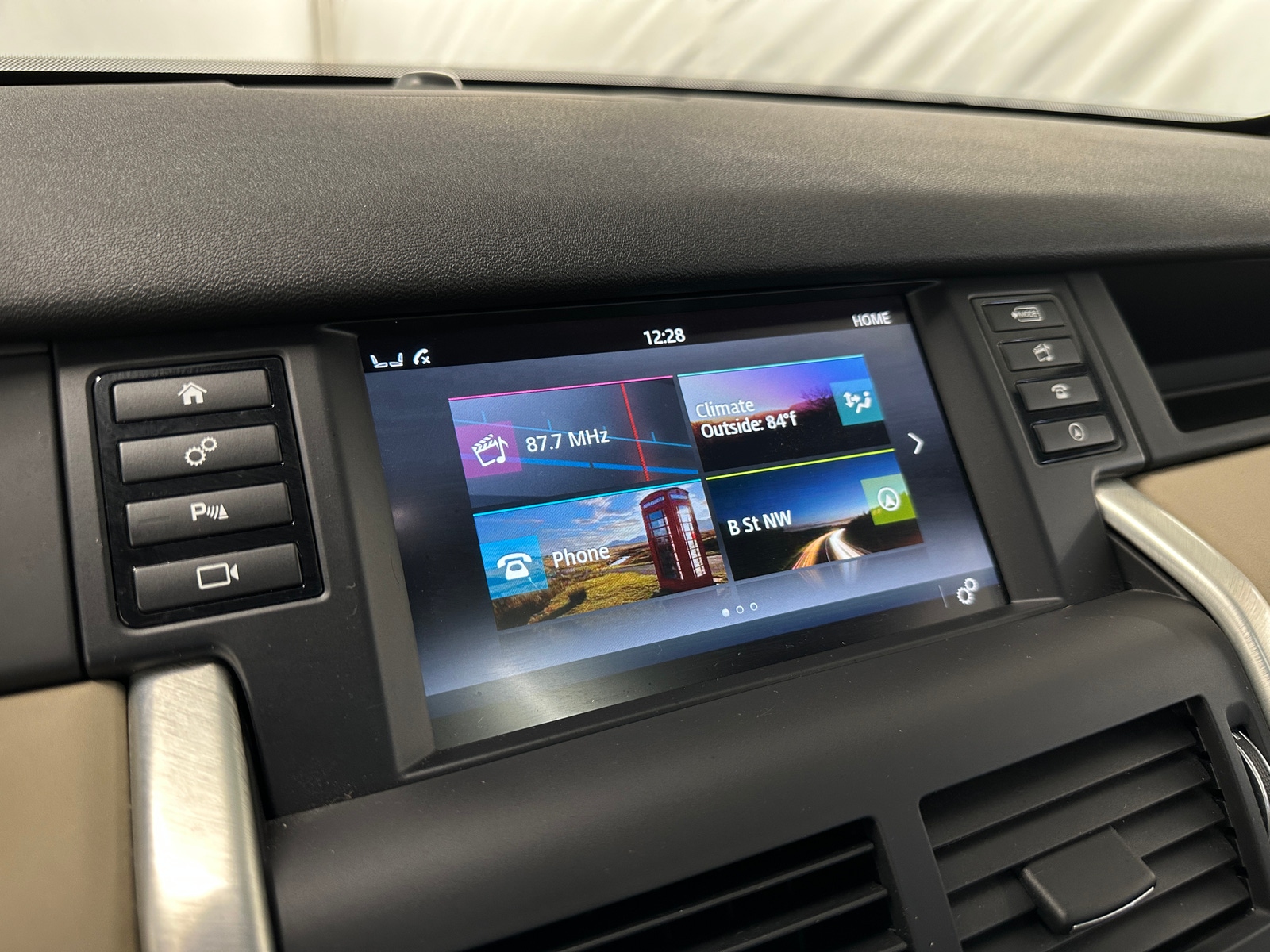Thumbnail: 2015 Land Rover Discovery Sport - 3