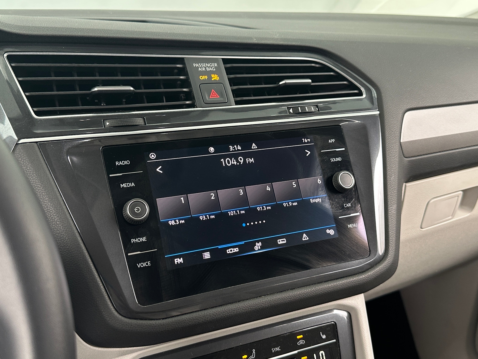 Thumbnail: 2022 Volkswagen Tiguan - 3