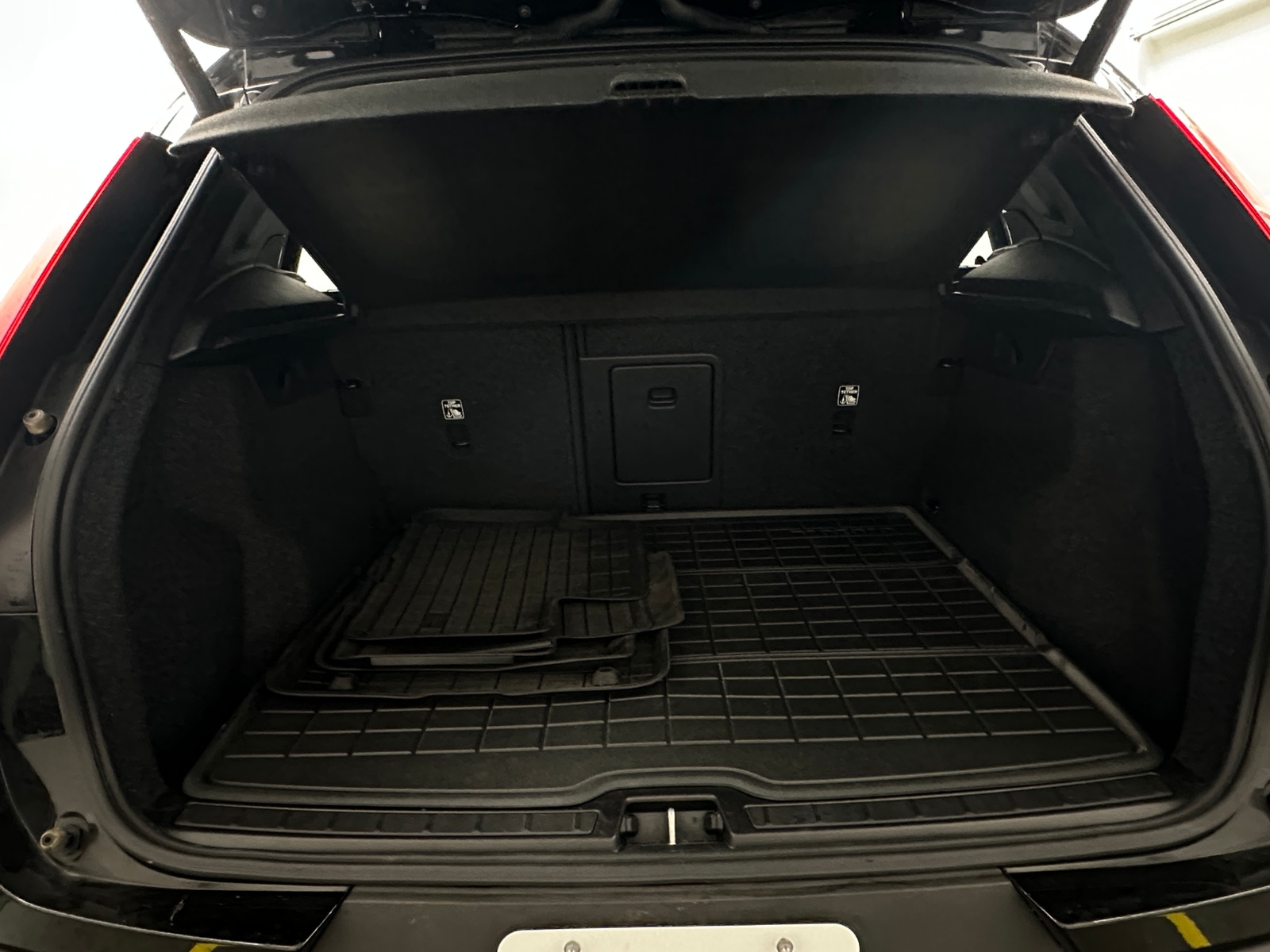 Thumbnail: 2022 Volvo XC40 - 6