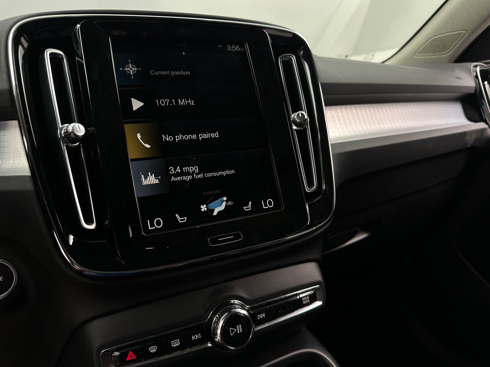 Thumbnail: 2022 Volvo XC40 - 3