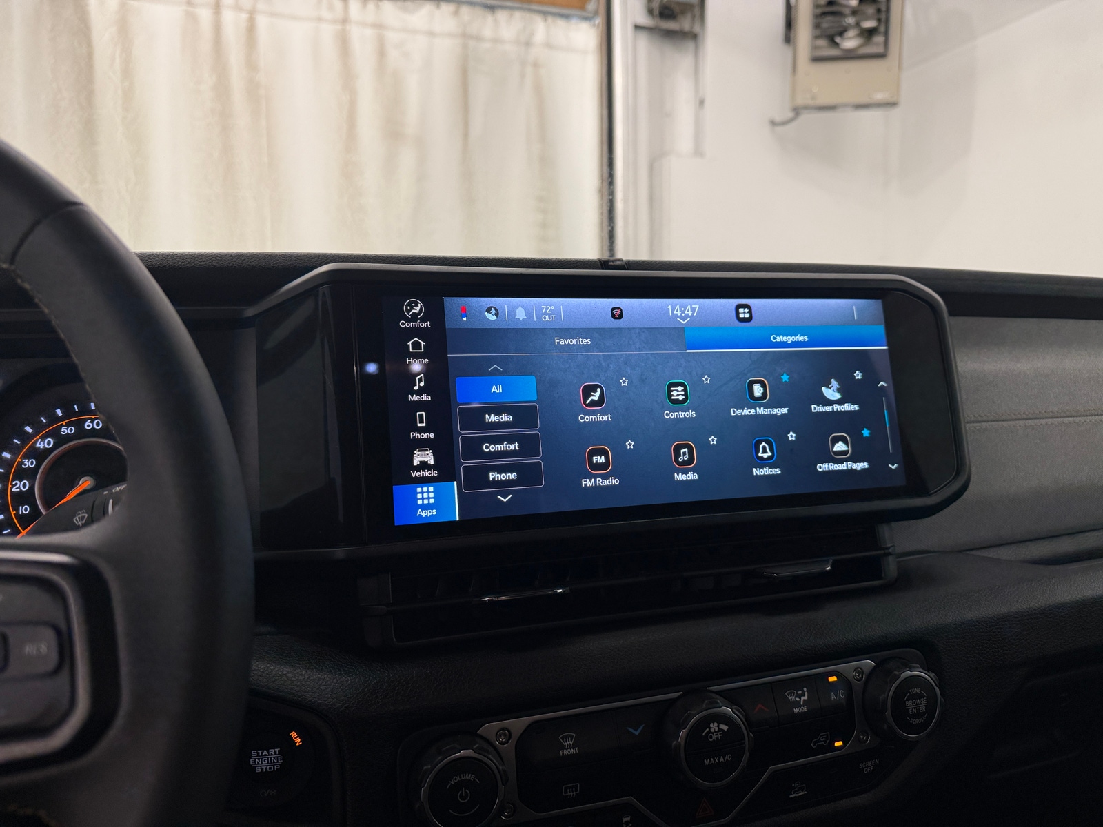 Thumbnail: 2025 Jeep Gladiator - 4