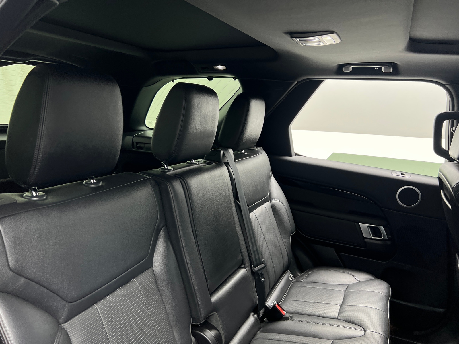 Thumbnail: 2020 Land Rover Discovery - 5