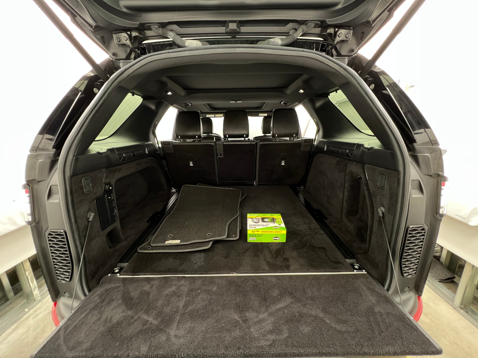 Thumbnail: 2020 Land Rover Discovery - 6