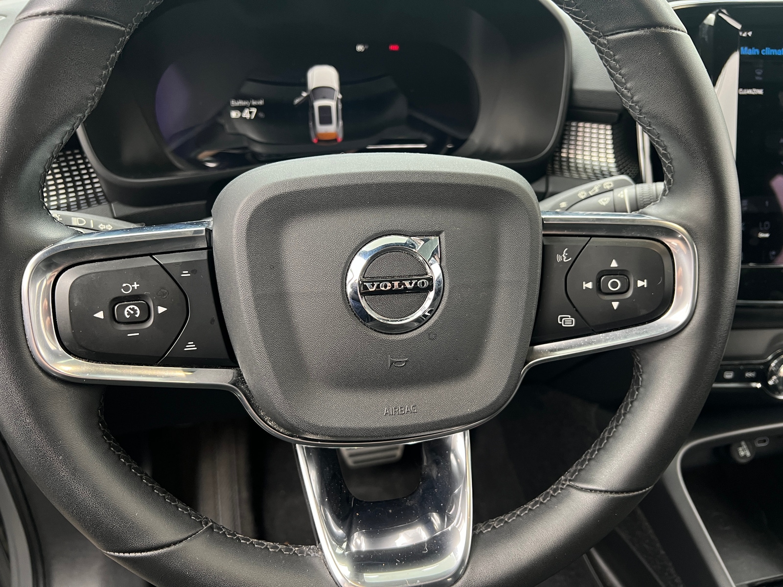 Thumbnail: 2022 Volvo XC40 - 4