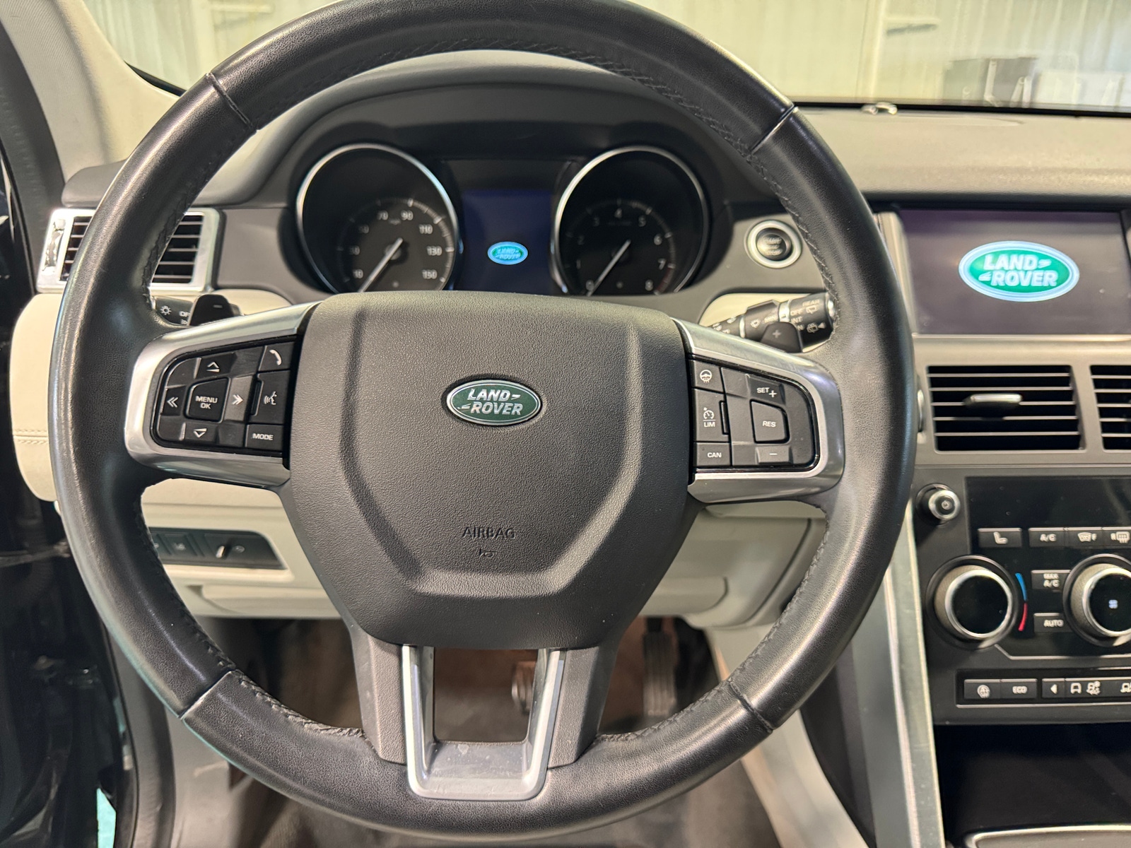 Thumbnail: 2019 Land Rover Discovery Sport - 4