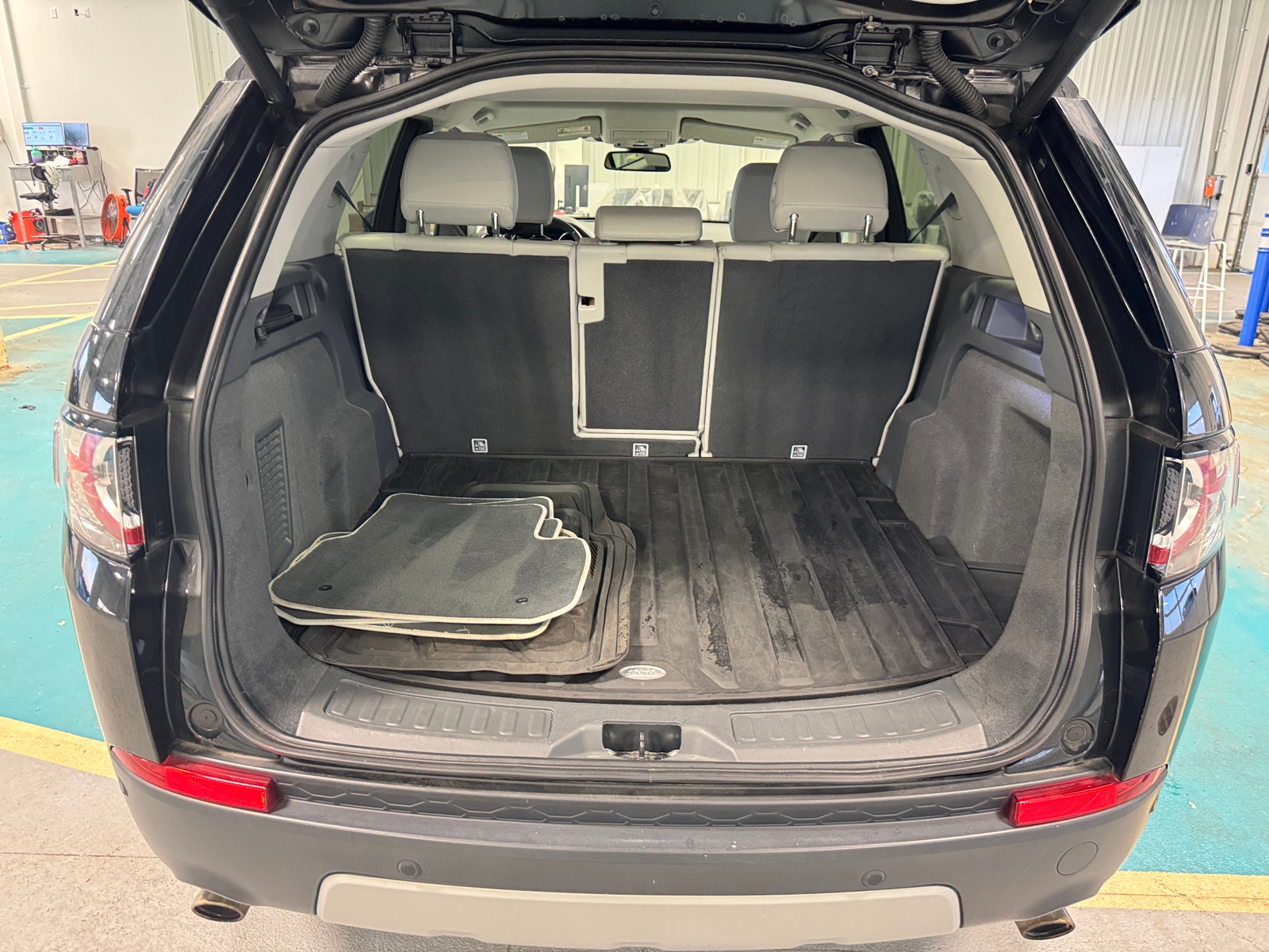 Thumbnail: 2019 Land Rover Discovery Sport - 6