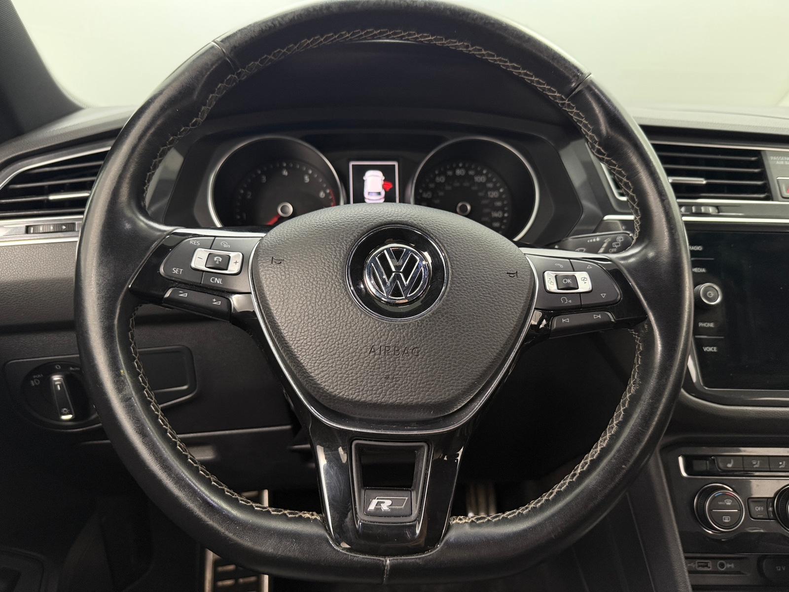 Thumbnail: 2018 Volkswagen Tiguan - 4