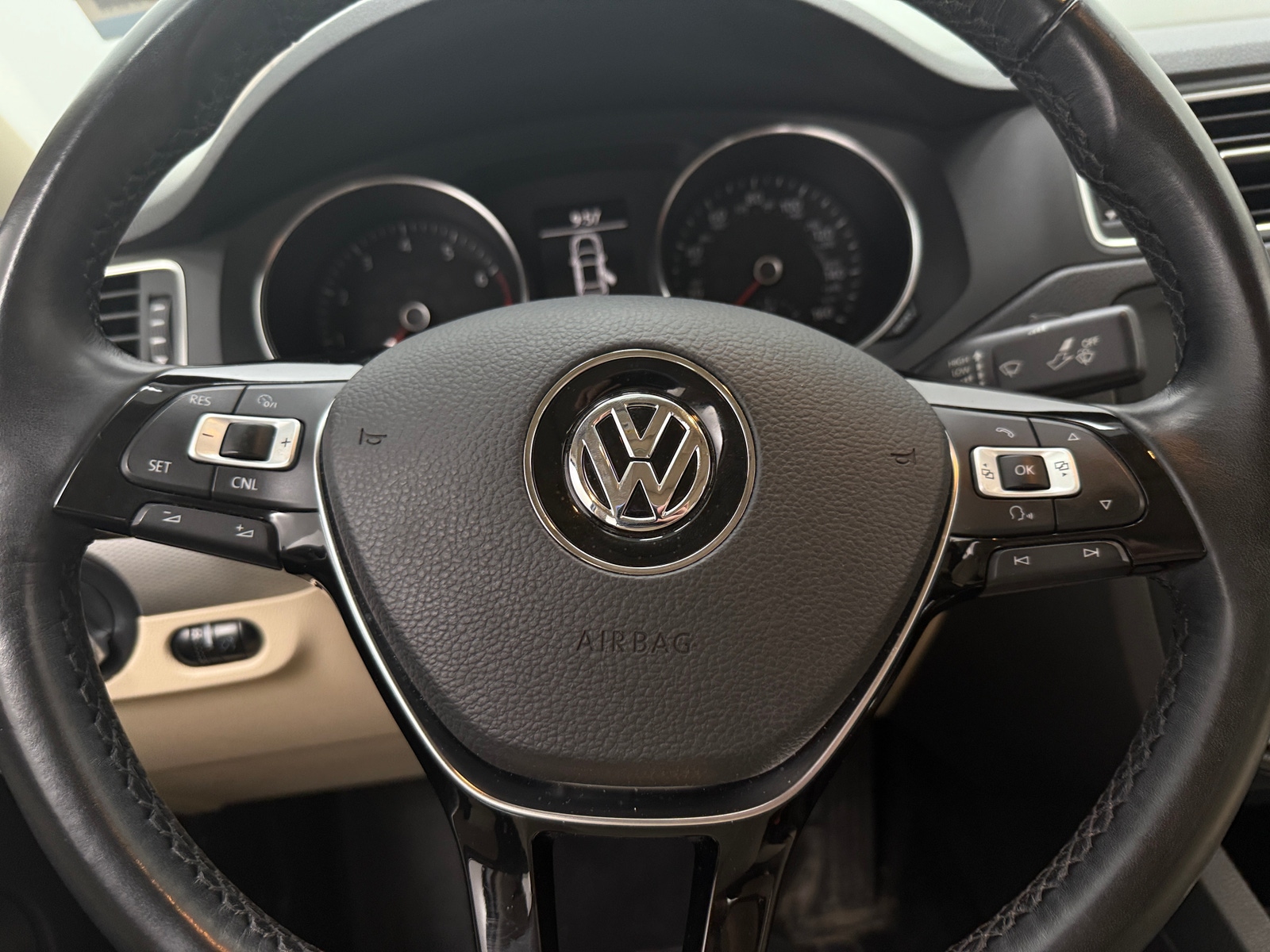 Thumbnail: 2017 Volkswagen Jetta - 4