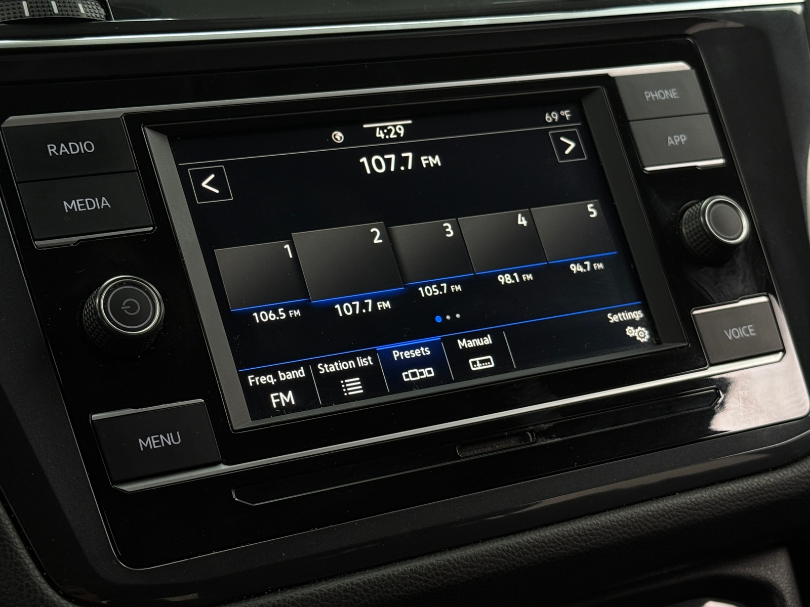 Thumbnail: 2021 Volkswagen Tiguan - 4