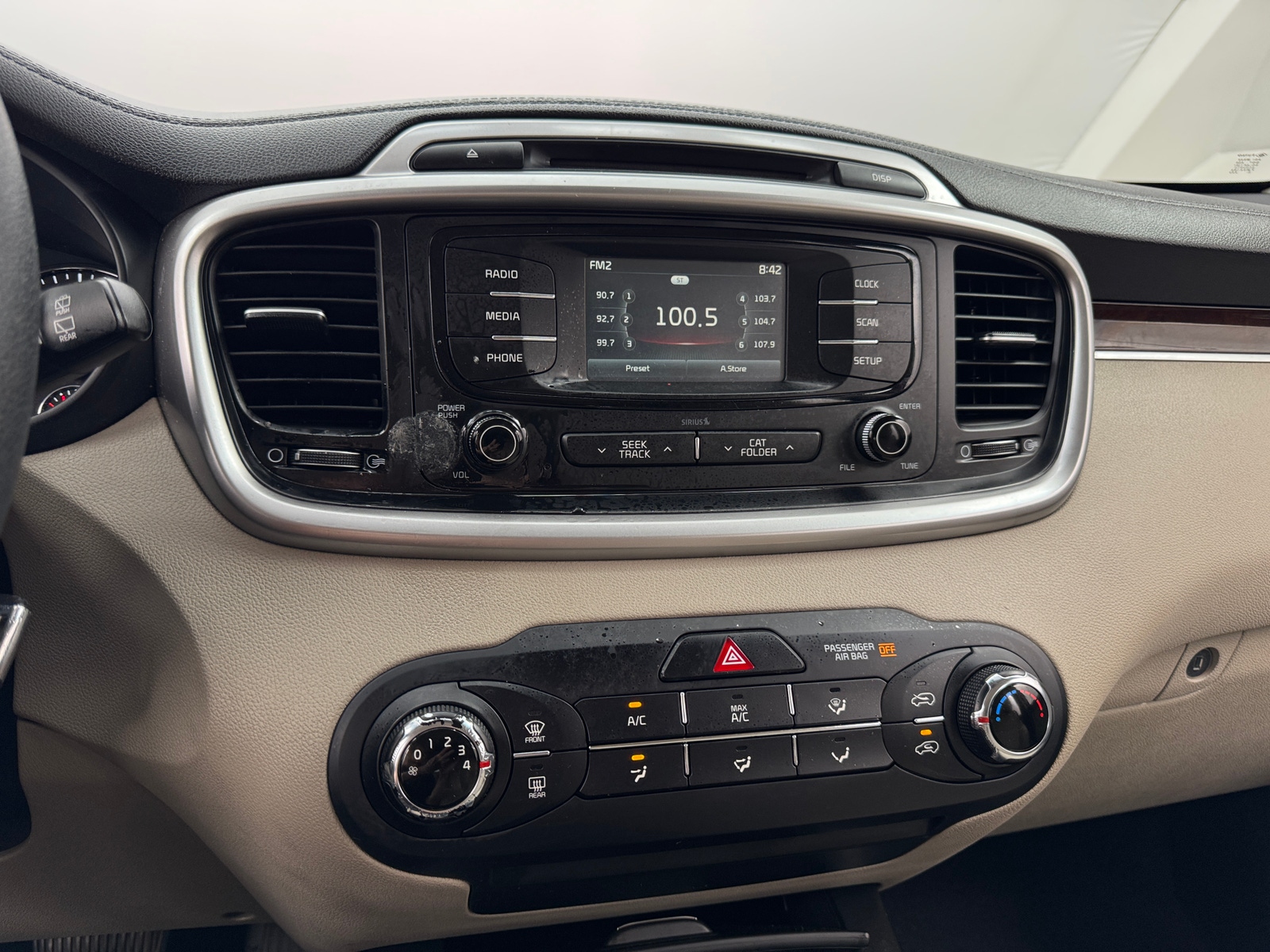 Thumbnail: 2017 Kia Sorento - 4