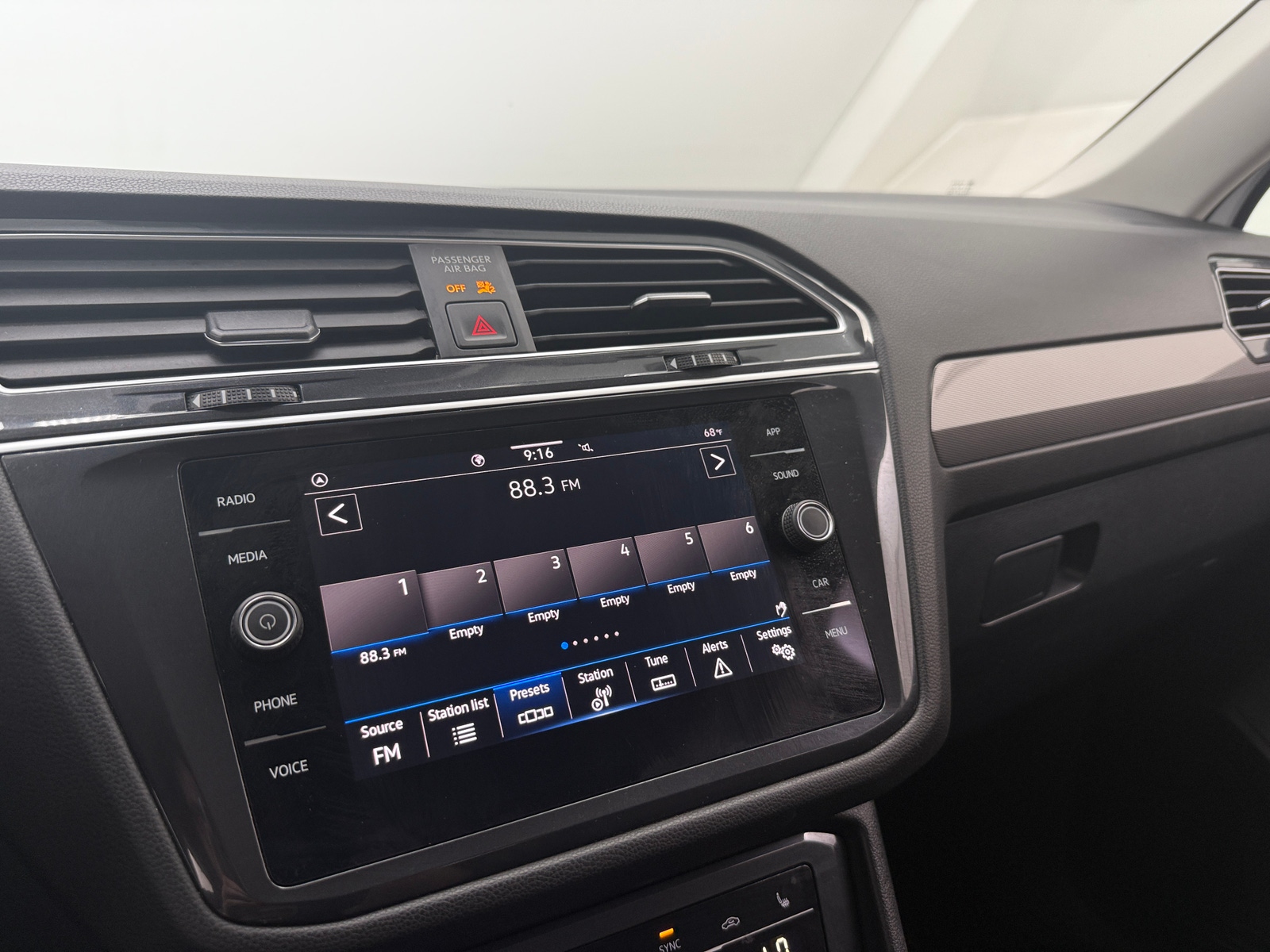 Thumbnail: 2024 Volkswagen Tiguan - 3