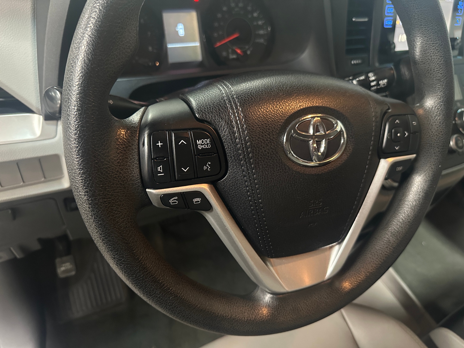 Thumbnail: 2017 Toyota Sienna - 5