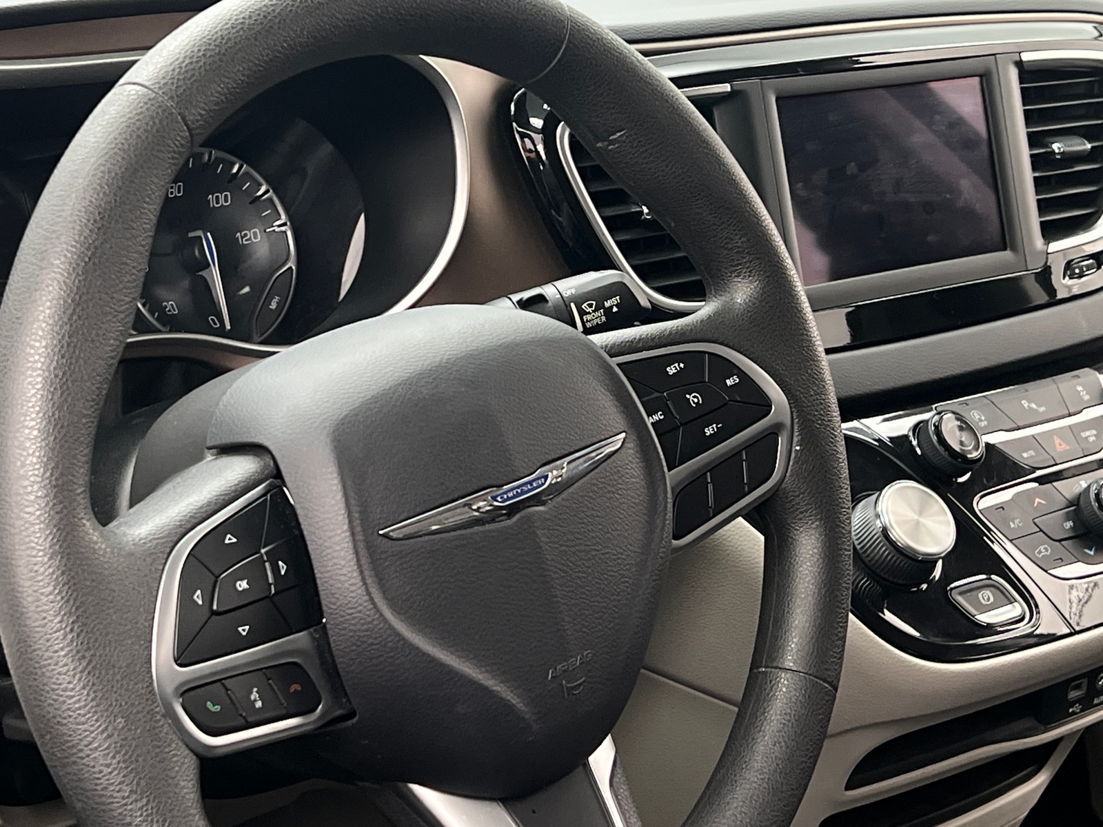 Thumbnail: 2018 Chrysler Pacifica - 5