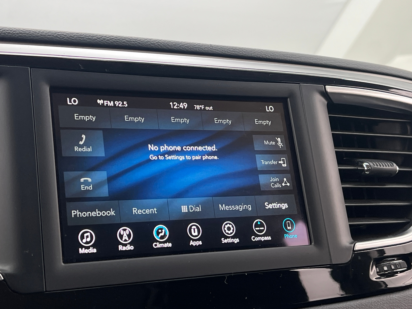 Thumbnail: 2018 Chrysler Pacifica - 4