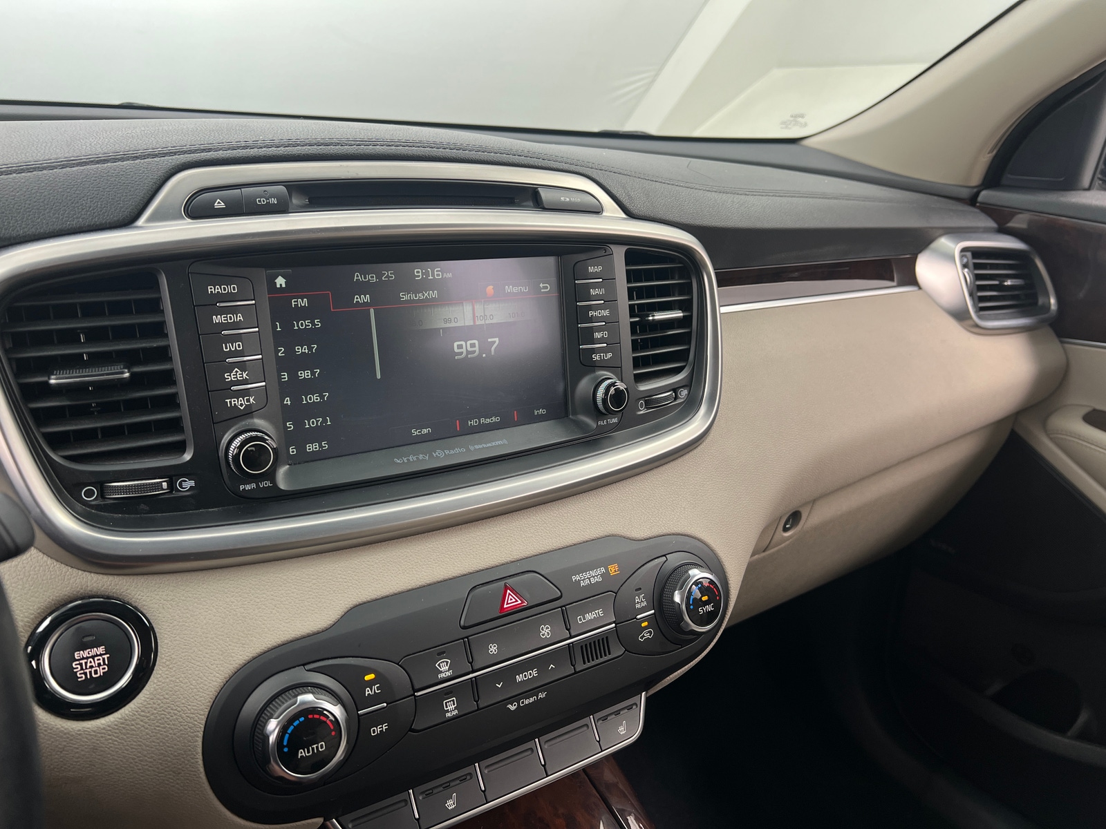 Thumbnail: 2016 Kia Sorento - 3