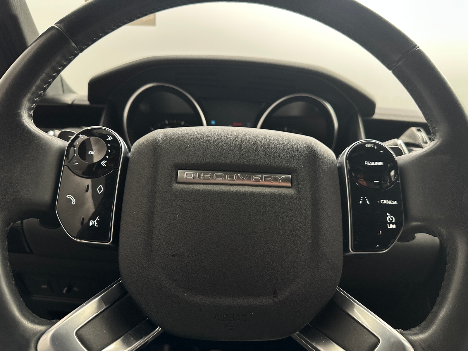 Thumbnail: 2019 Land Rover Discovery - 4