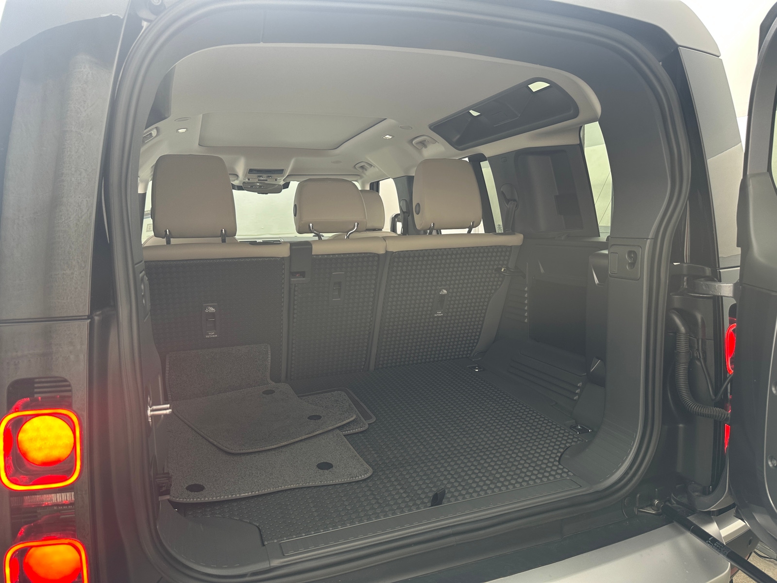 Thumbnail: 2023 Land Rover Defender - 6