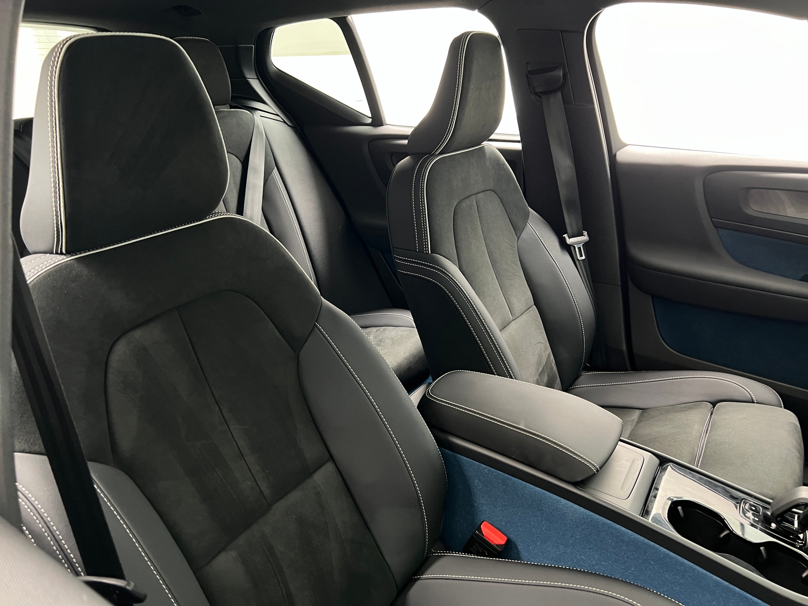 Thumbnail: 2023 Volvo XC40 - 2