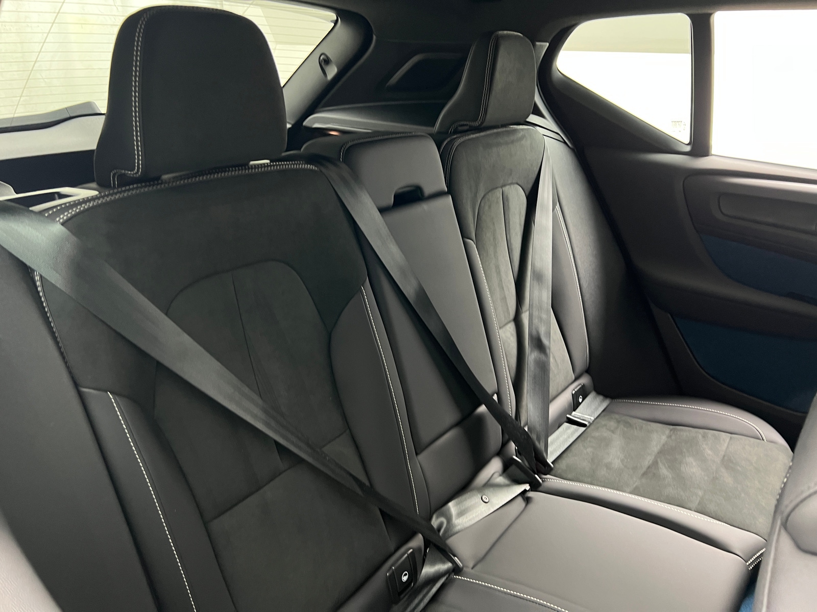 Thumbnail: 2023 Volvo XC40 - 6
