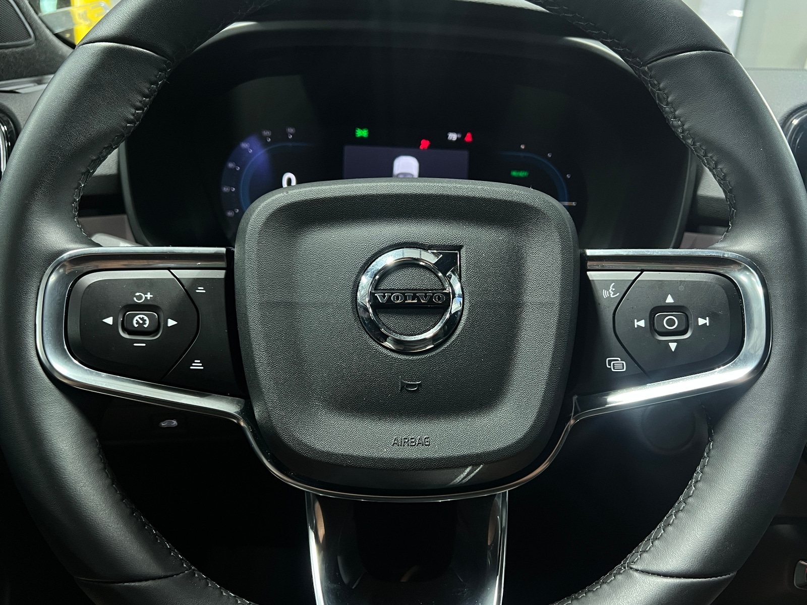 Thumbnail: 2023 Volvo XC40 - 5