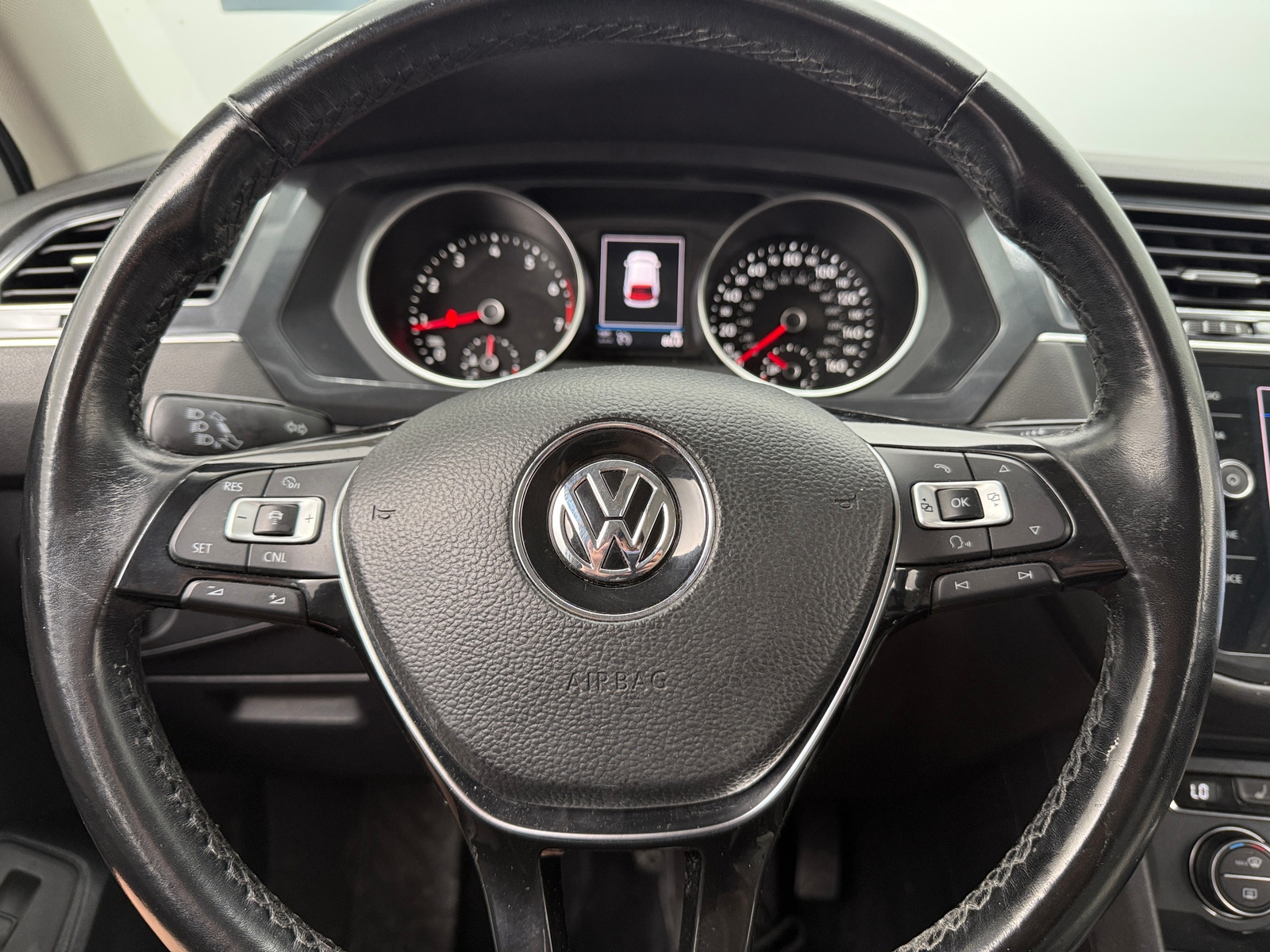 Thumbnail: 2018 Volkswagen Tiguan - 4