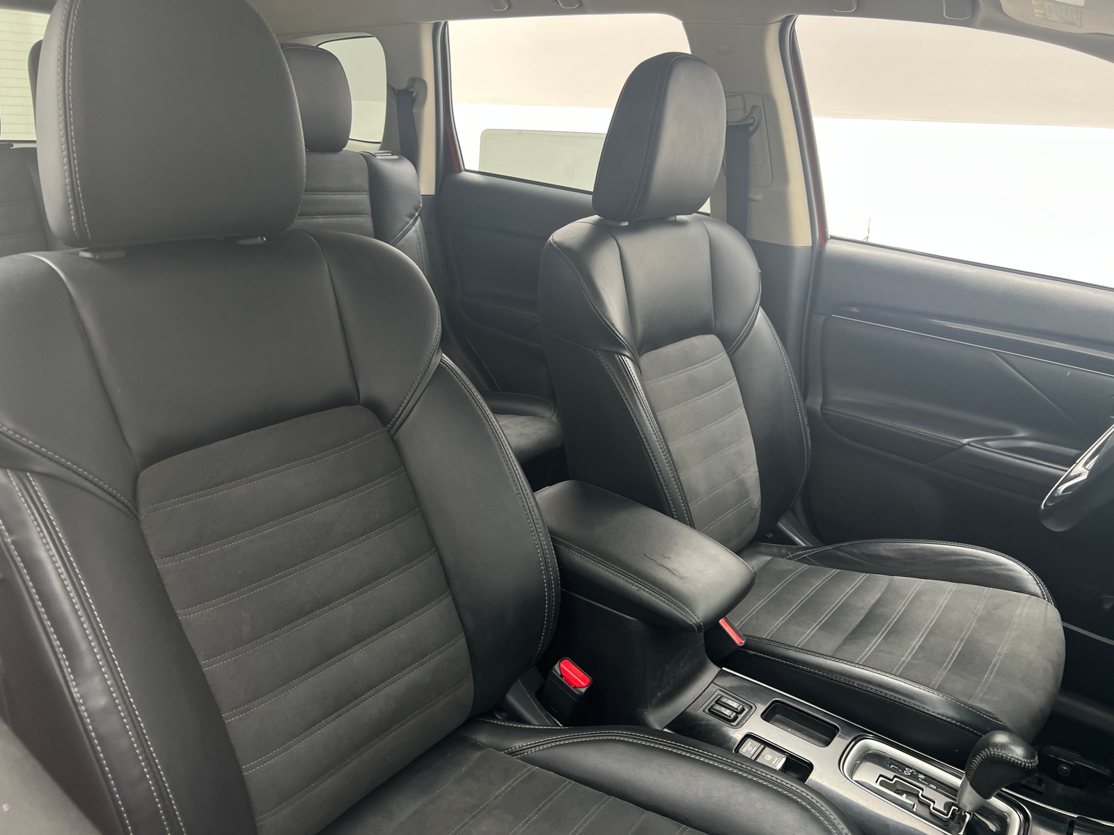 Thumbnail: 2020 Mitsubishi Outlander - 2