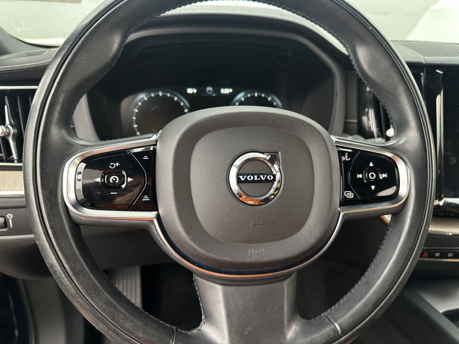 Thumbnail: 2019 Volvo XC60 - 4