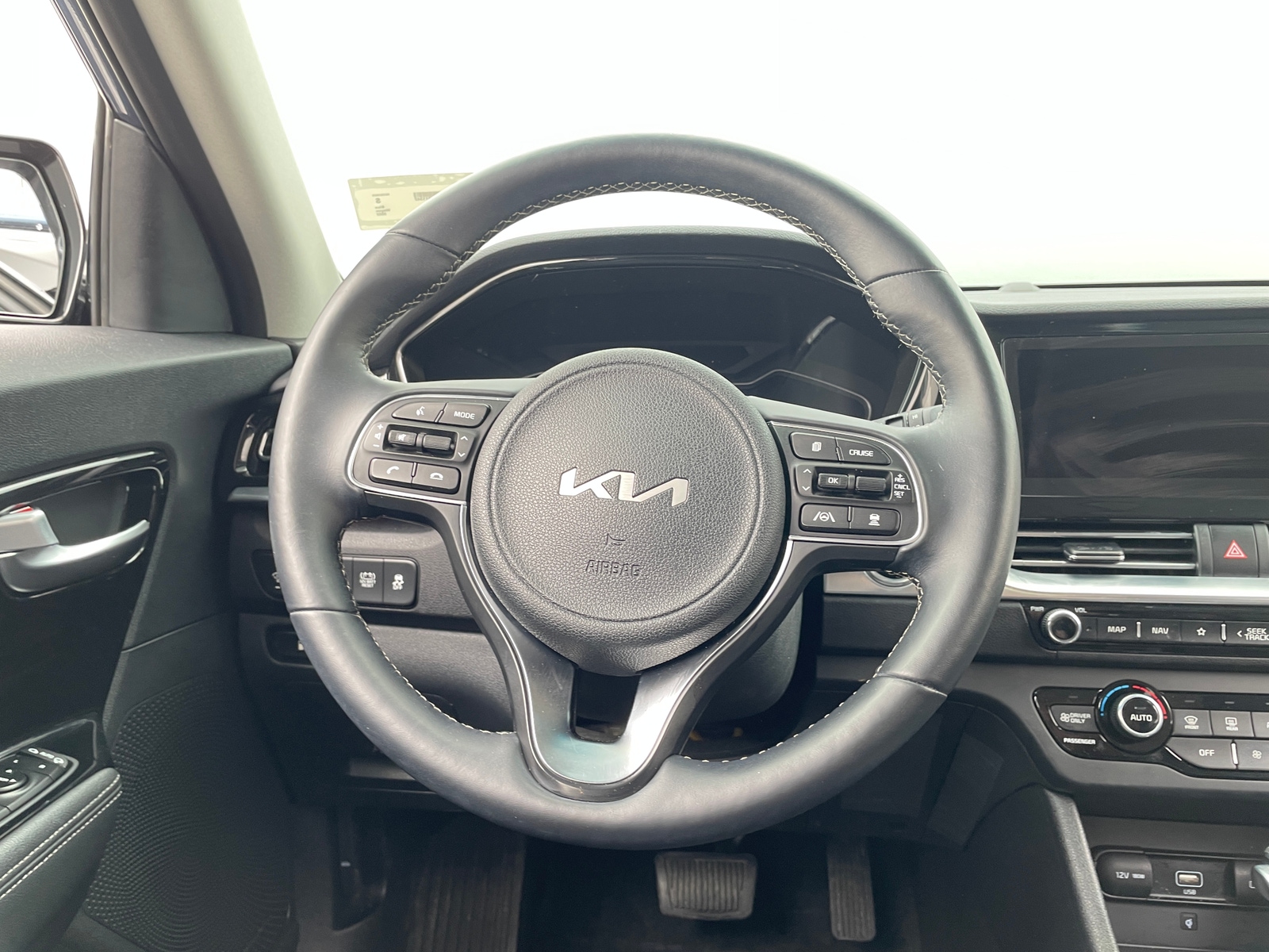Thumbnail: 2022 Kia Niro - 4