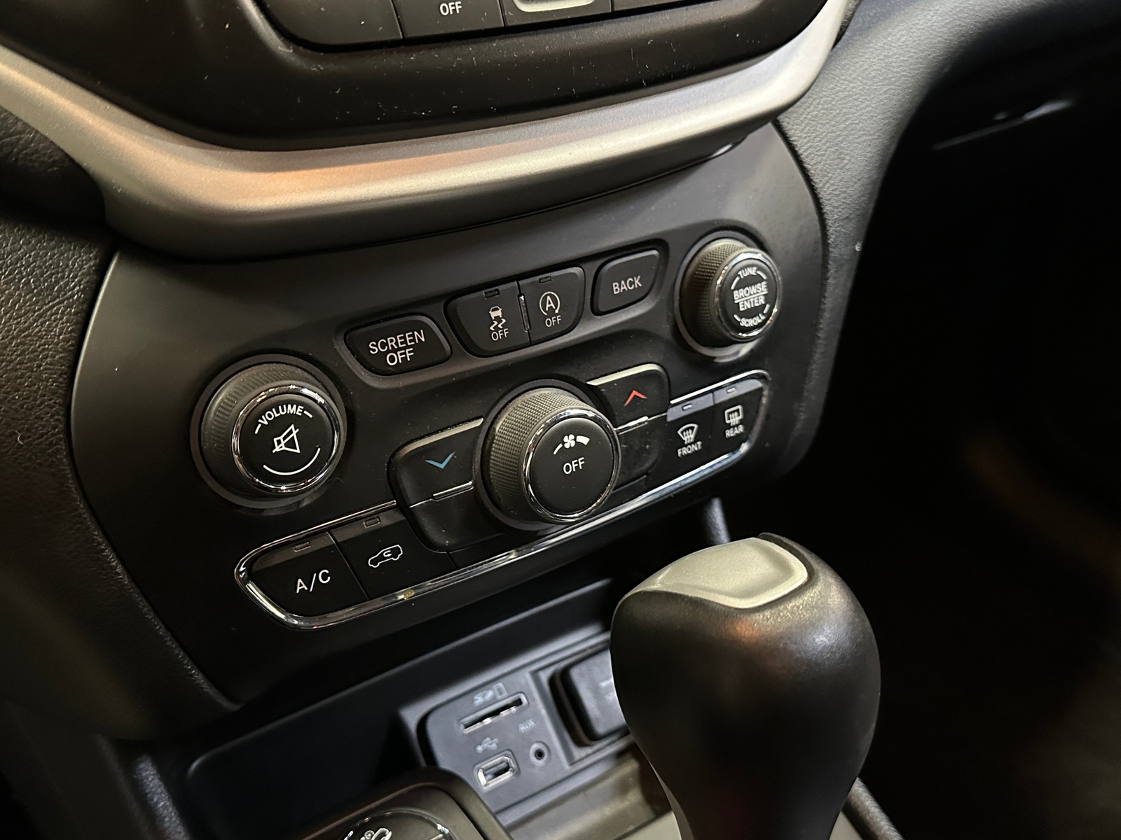 Thumbnail: 2018 Jeep Cherokee - 4